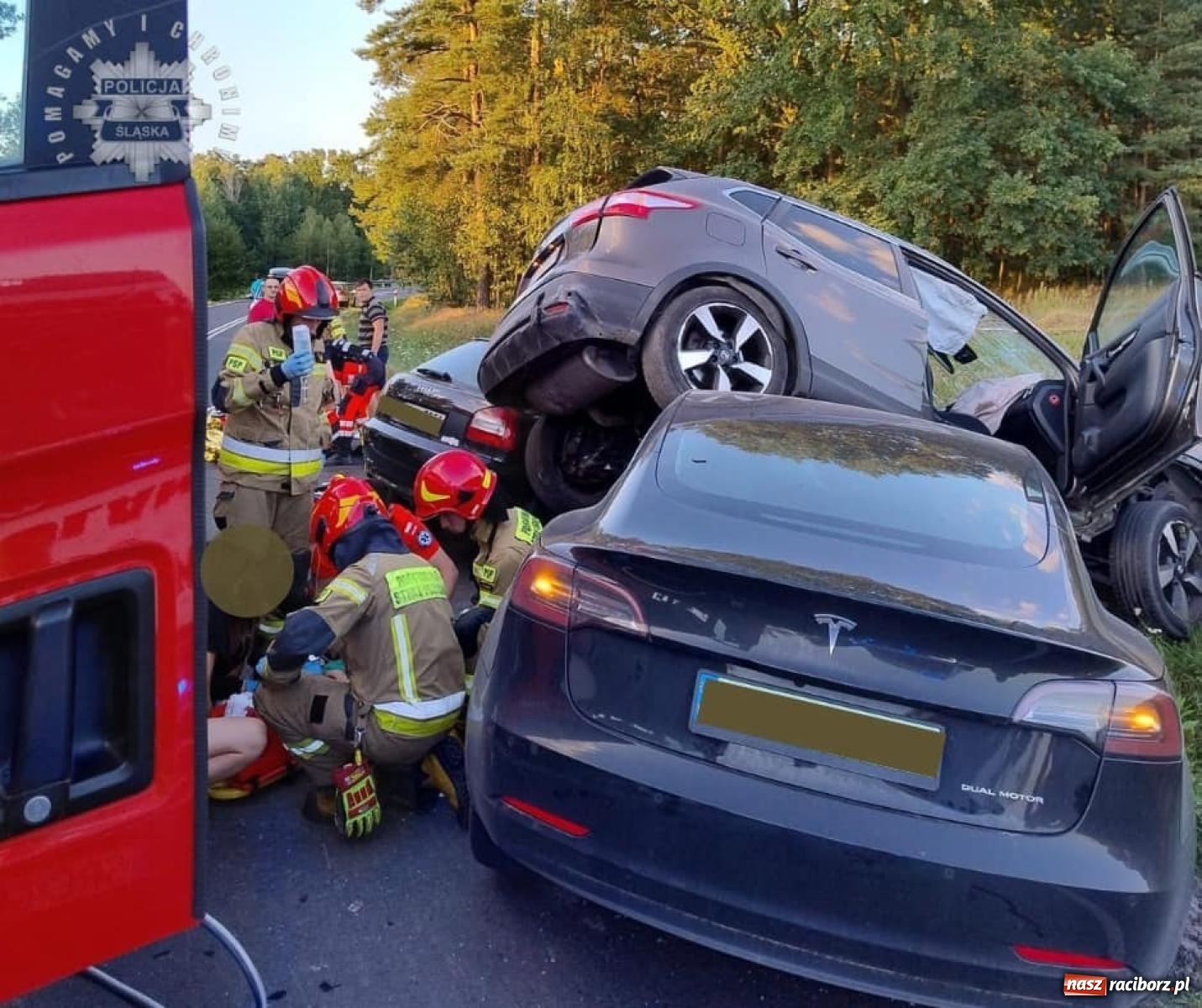 Zdjęcie w galerii na portalu naszraciborz.pl: Wypadek na drodze wojewódzkiej 919 Racibórz Rudy - siedem osób poszkodowanych wiadomości z regionu