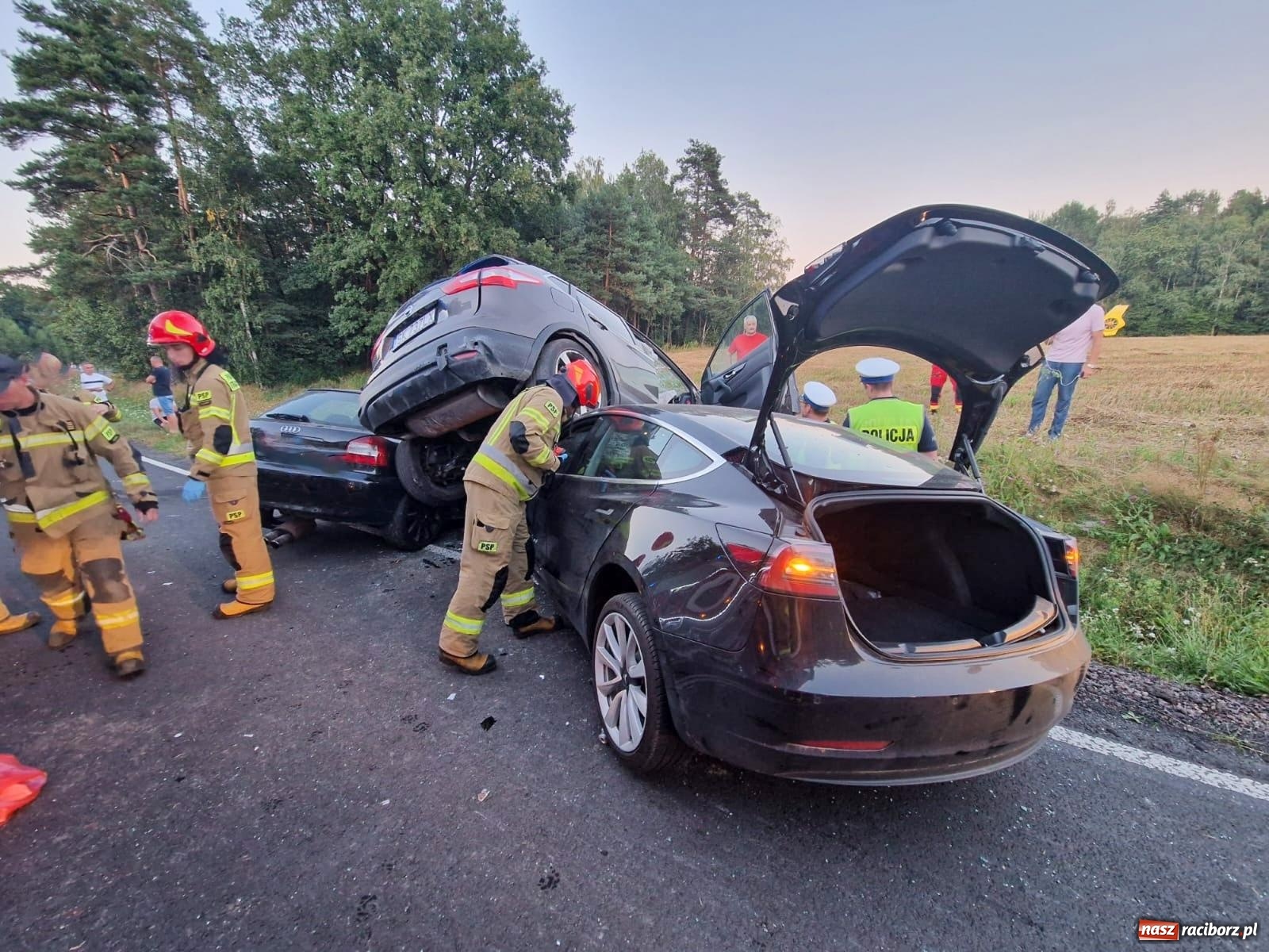 Zdjęcie w galerii na portalu naszraciborz.pl: Wypadek na drodze wojewódzkiej 919 Racibórz Rudy - siedem osób poszkodowanych wiadomości z regionu