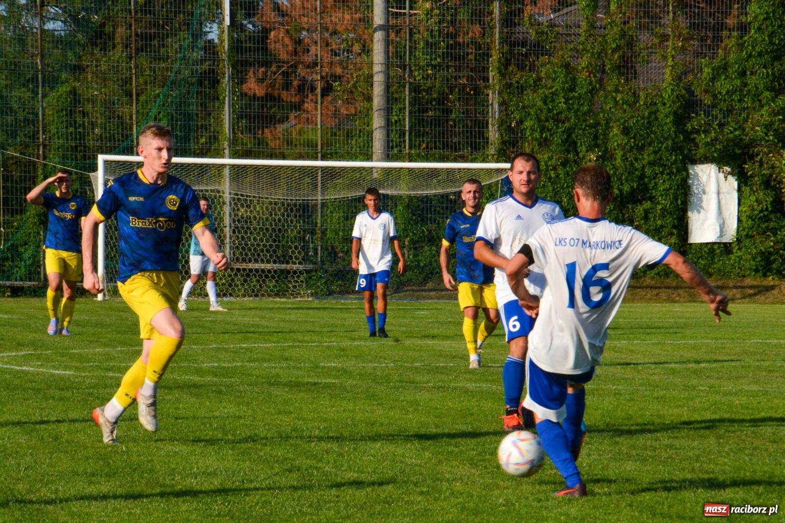 Zdjęcie w galerii na portalu naszraciborz.pl: Sąsiedzkie derby: Markowice uległy Raszczycom wiadomości z regionu