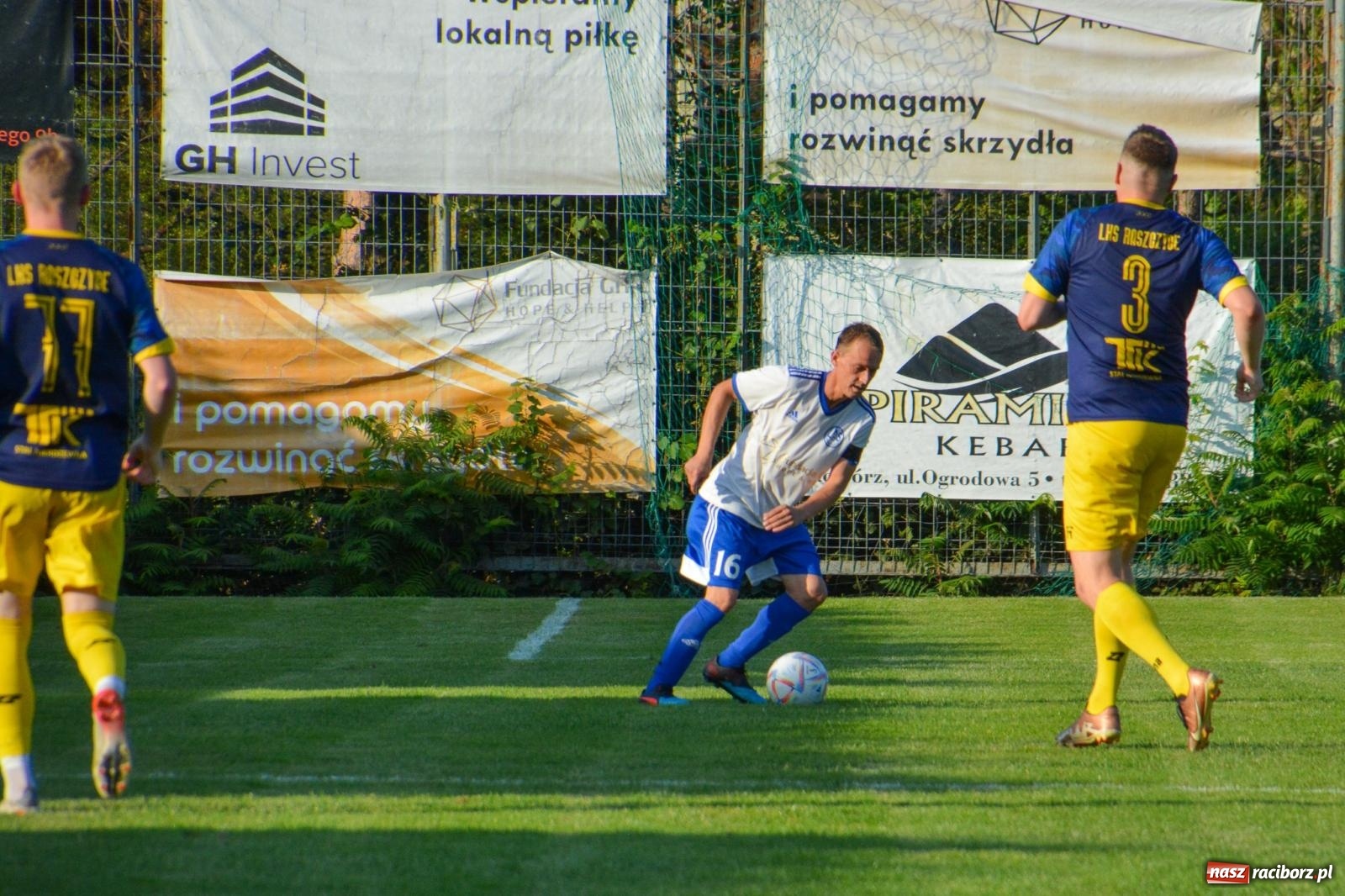 Zdjęcie w galerii na portalu naszraciborz.pl: Sąsiedzkie derby: Markowice uległy Raszczycom wiadomości z regionu