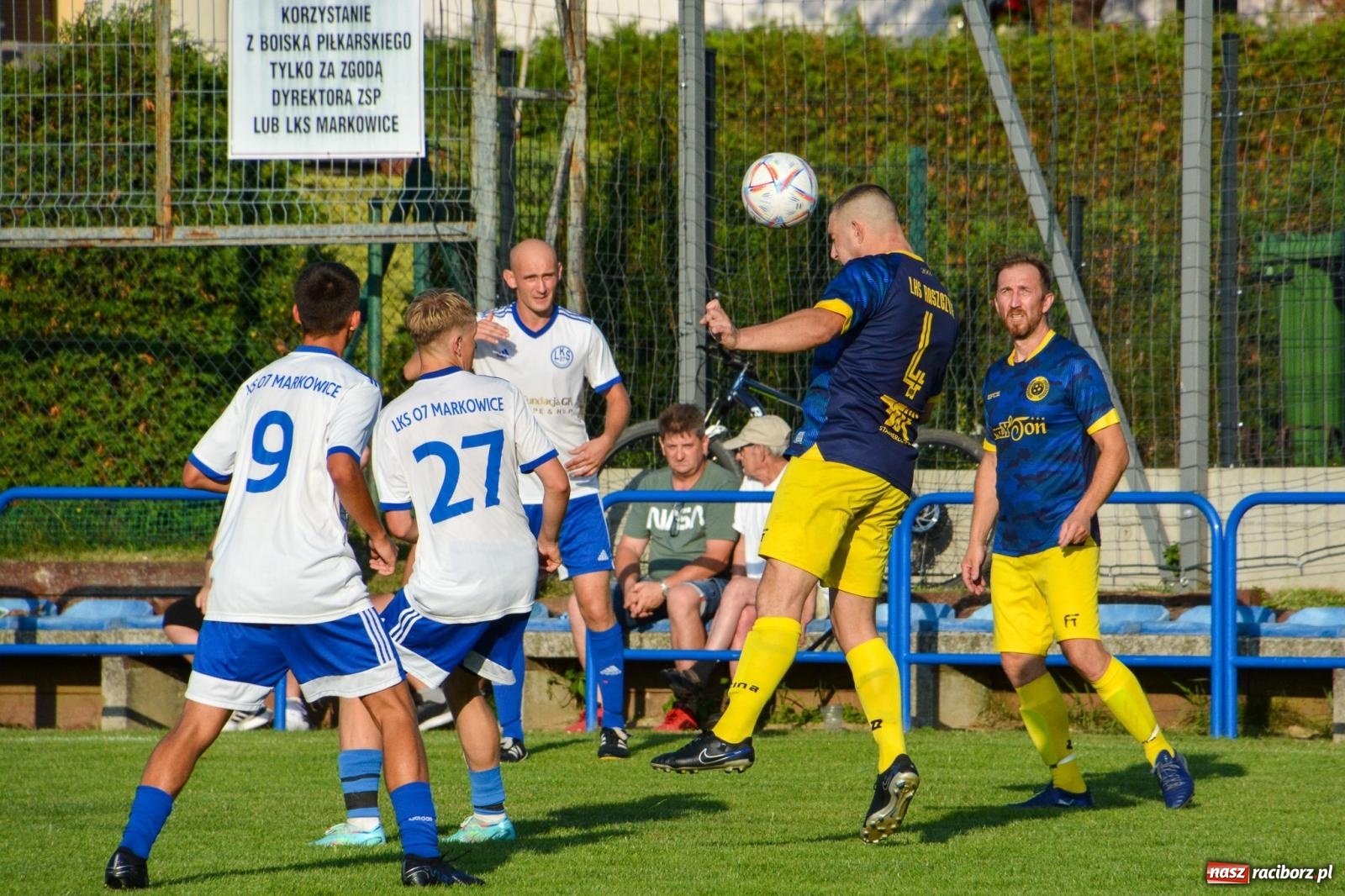 Zdjęcie w galerii na portalu naszraciborz.pl: Sąsiedzkie derby: Markowice uległy Raszczycom wiadomości z regionu