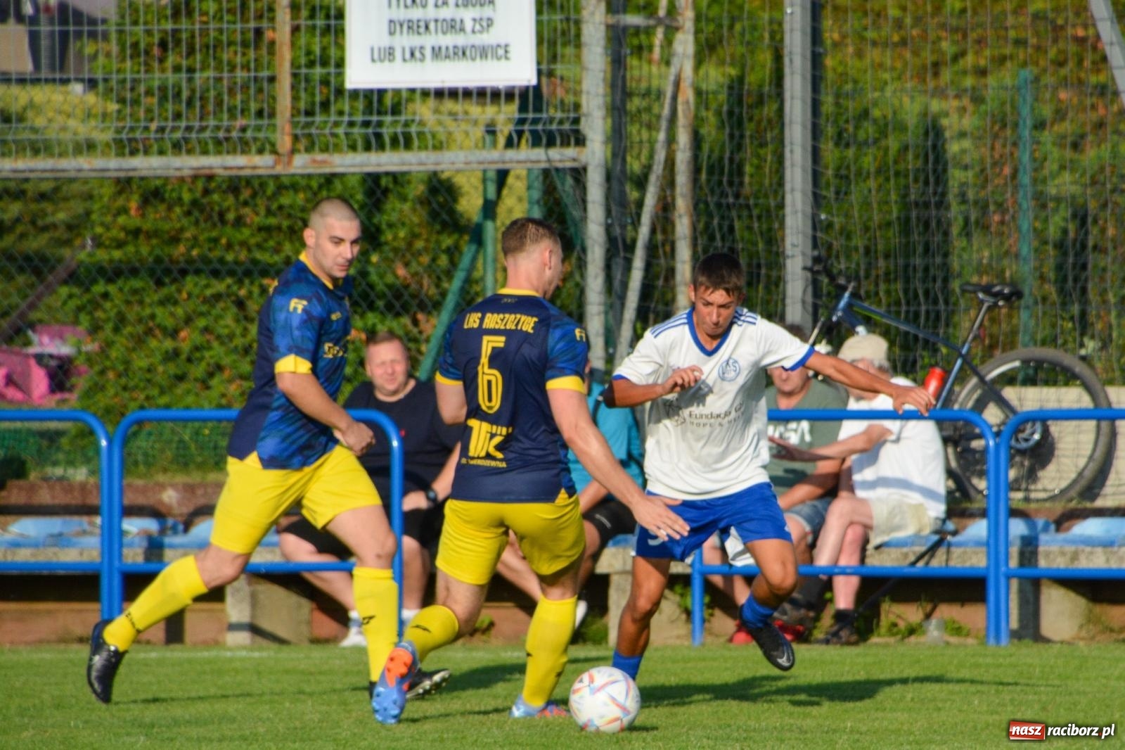 Zdjęcie w galerii na portalu naszraciborz.pl: Sąsiedzkie derby: Markowice uległy Raszczycom wiadomości z regionu