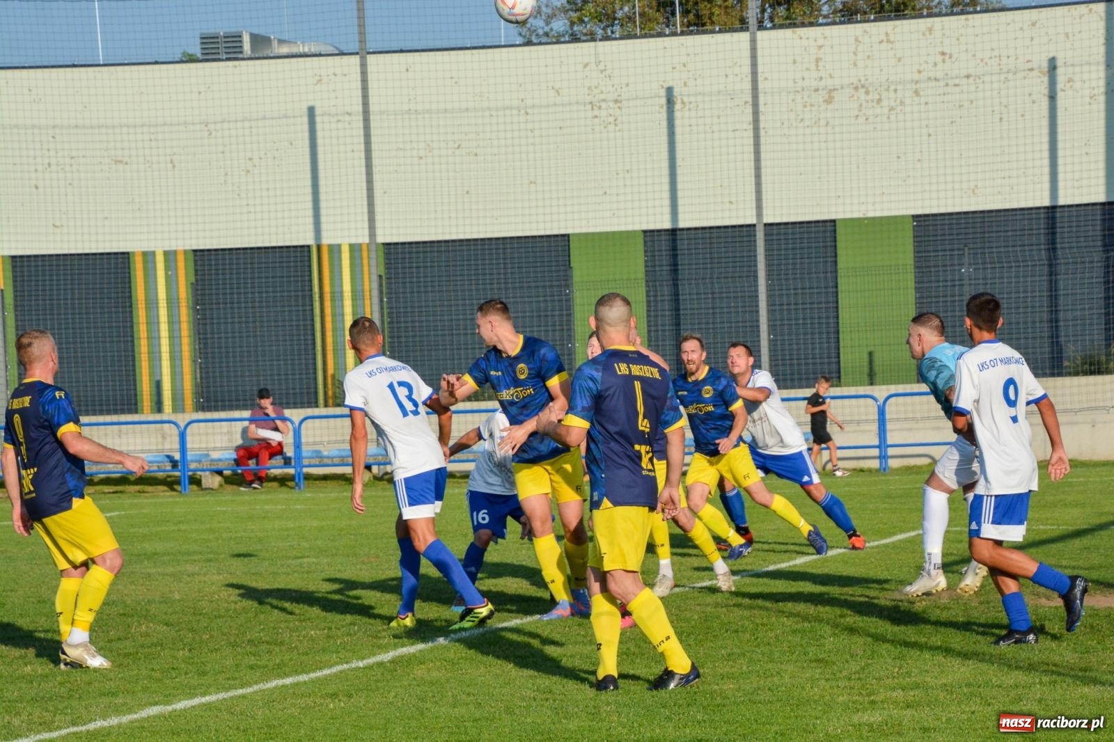 Zdjęcie w galerii na portalu naszraciborz.pl: Sąsiedzkie derby: Markowice uległy Raszczycom wiadomości z regionu