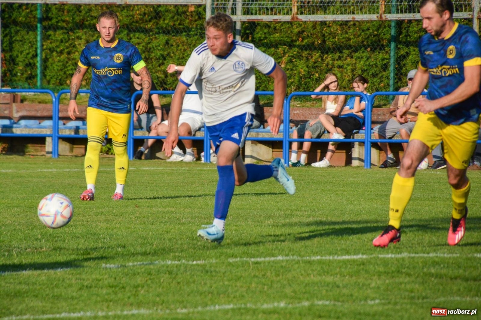 Zdjęcie w galerii na portalu naszraciborz.pl: Sąsiedzkie derby: Markowice uległy Raszczycom wiadomości z regionu