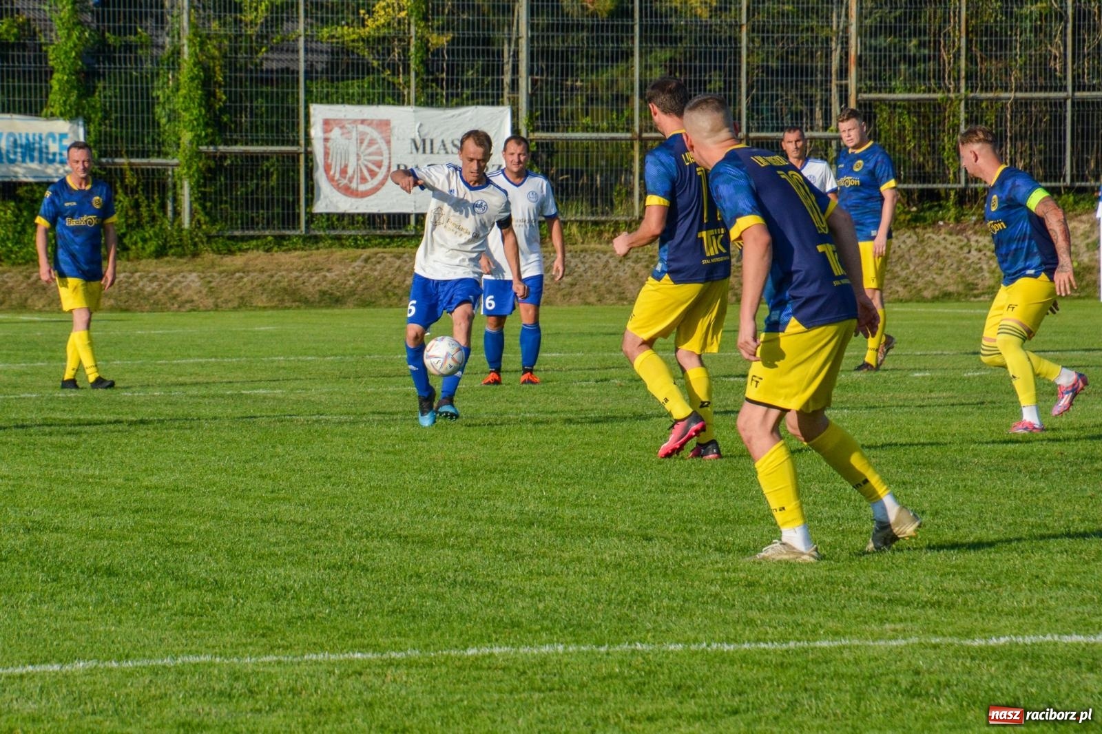 Zdjęcie w galerii na portalu naszraciborz.pl: Sąsiedzkie derby: Markowice uległy Raszczycom wiadomości z regionu