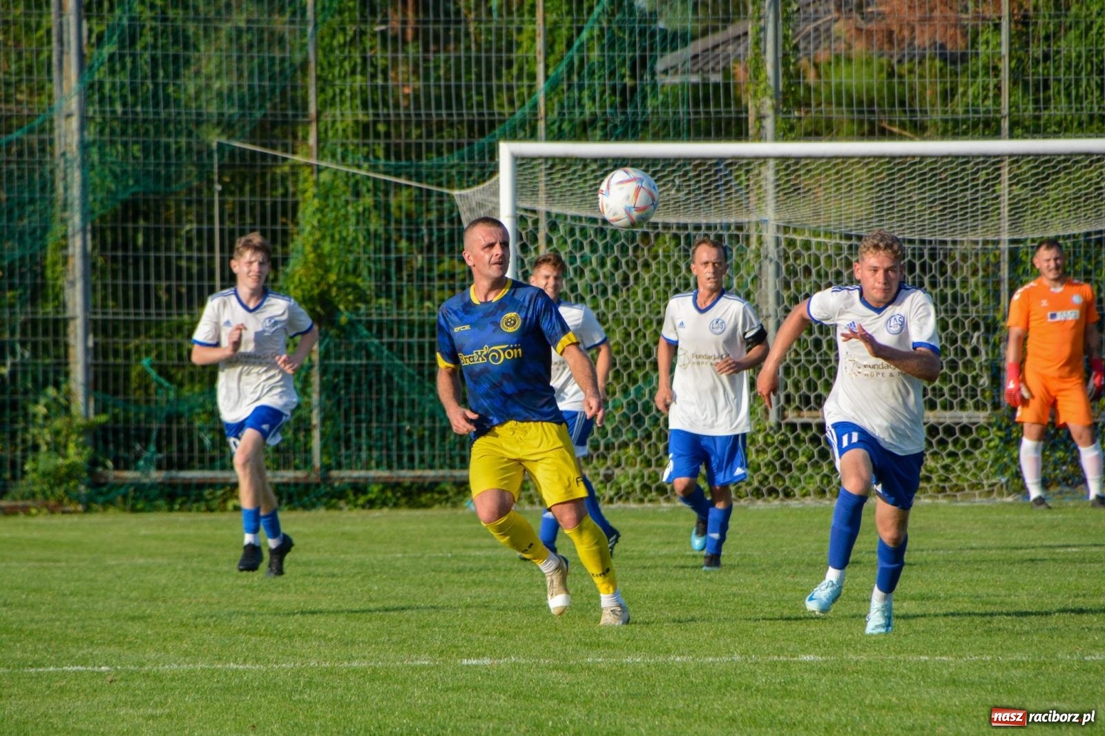 Zdjęcie w galerii na portalu naszraciborz.pl: Sąsiedzkie derby: Markowice uległy Raszczycom wiadomości z regionu