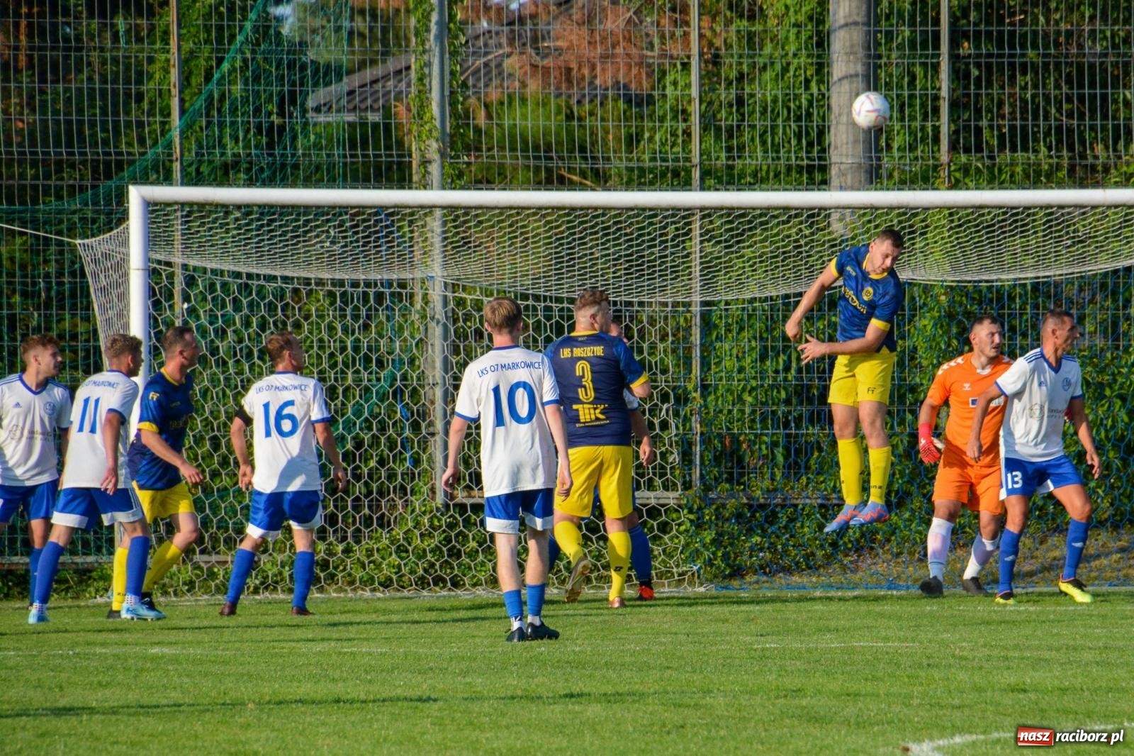 Zdjęcie w galerii na portalu naszraciborz.pl: Sąsiedzkie derby: Markowice uległy Raszczycom wiadomości z regionu