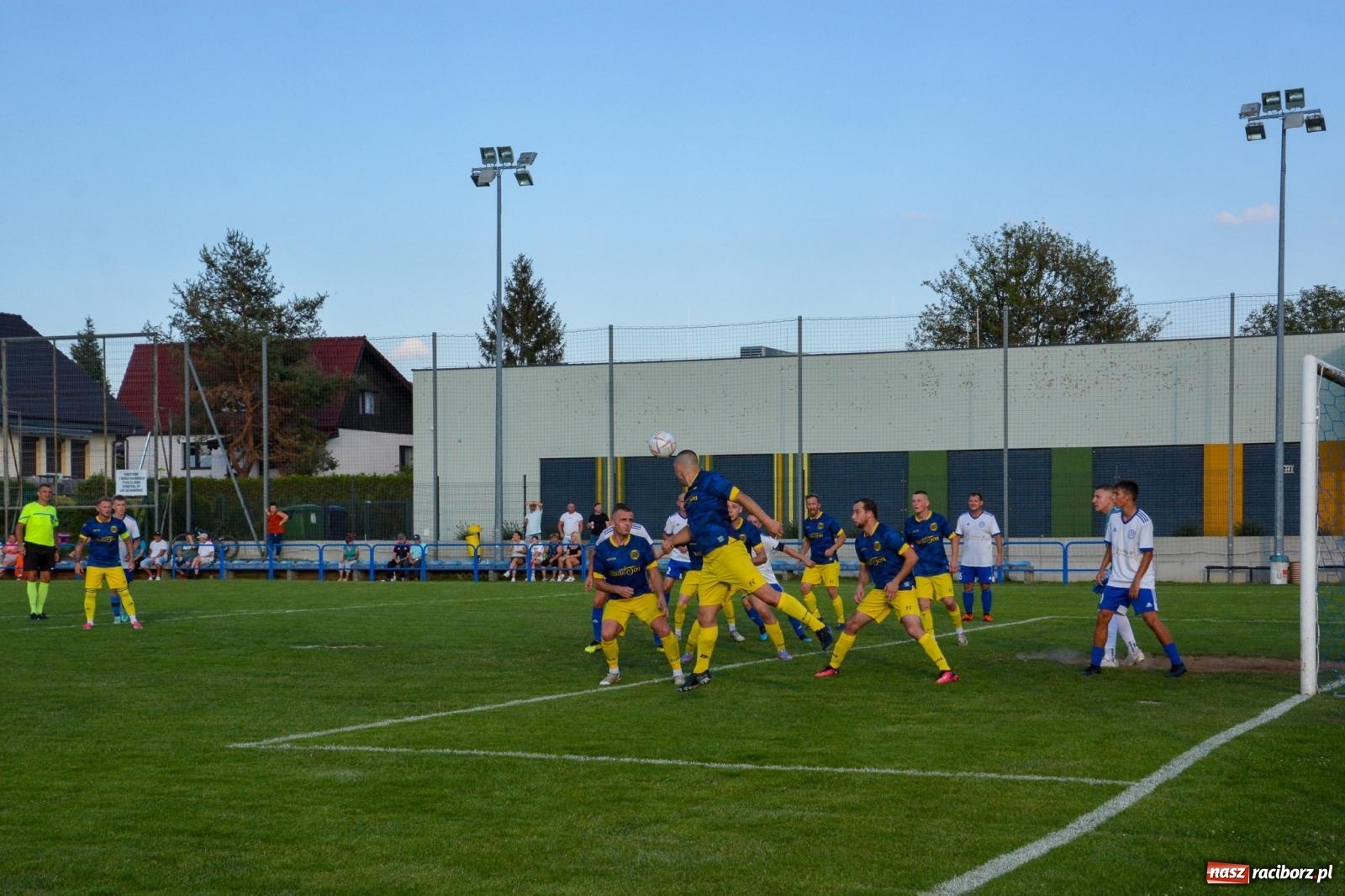 Zdjęcie w galerii na portalu naszraciborz.pl: Sąsiedzkie derby: Markowice uległy Raszczycom wiadomości z regionu