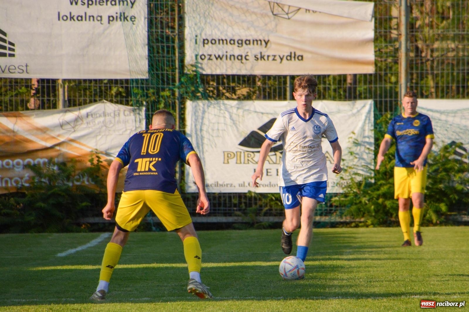 Zdjęcie w galerii na portalu naszraciborz.pl: Sąsiedzkie derby: Markowice uległy Raszczycom wiadomości z regionu