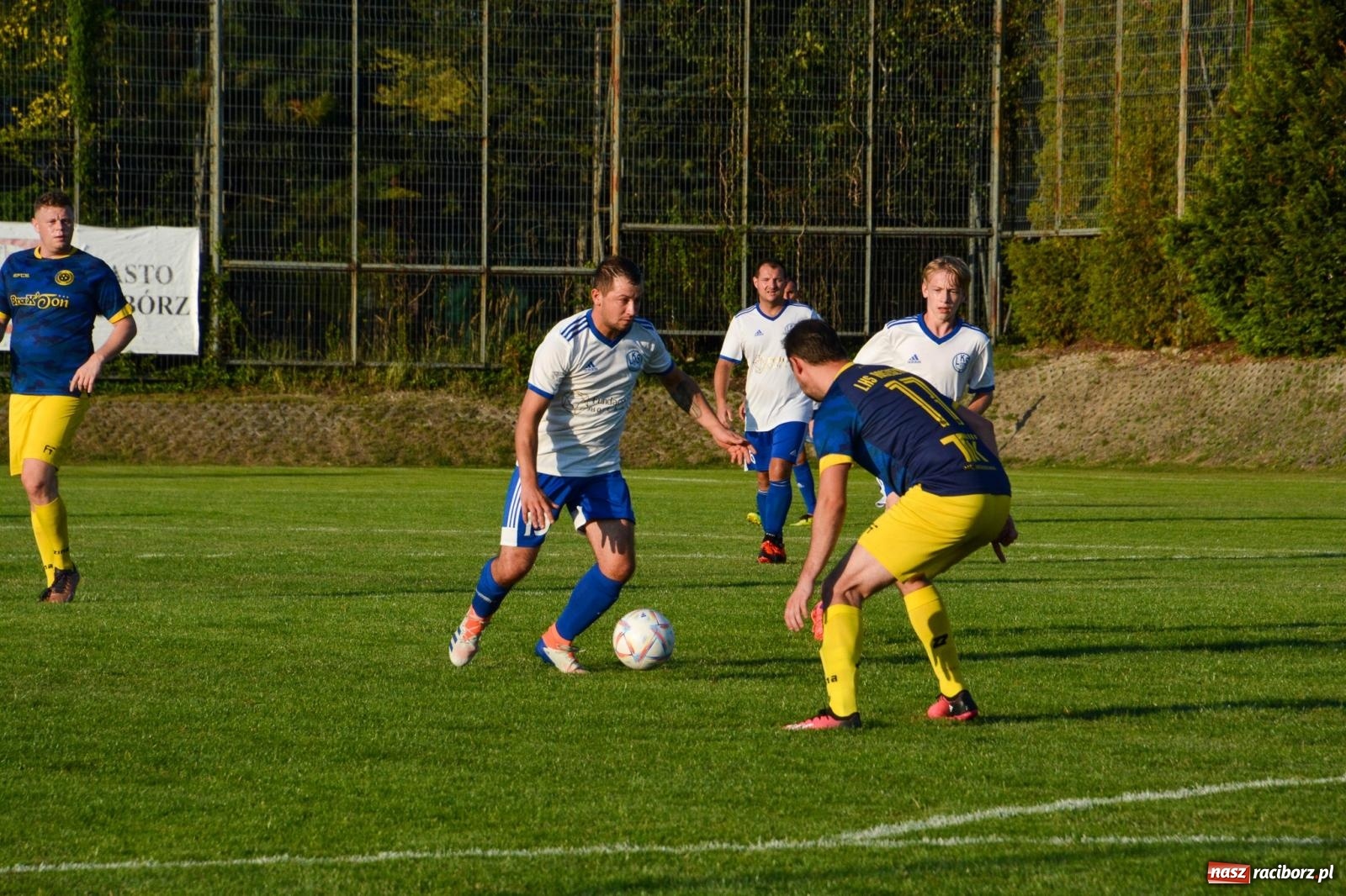 Zdjęcie w galerii na portalu naszraciborz.pl: Sąsiedzkie derby: Markowice uległy Raszczycom wiadomości z regionu