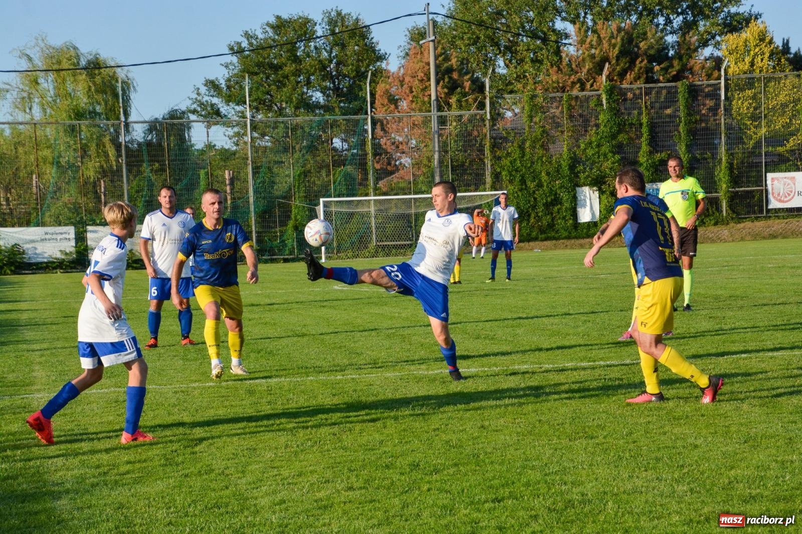 Zdjęcie w galerii na portalu naszraciborz.pl: Sąsiedzkie derby: Markowice uległy Raszczycom wiadomości z regionu