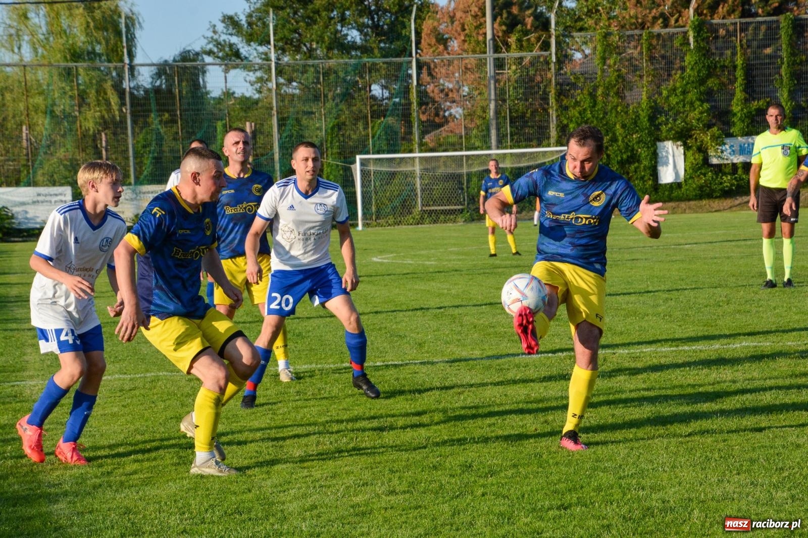 Zdjęcie w galerii na portalu naszraciborz.pl: Sąsiedzkie derby: Markowice uległy Raszczycom wiadomości z regionu