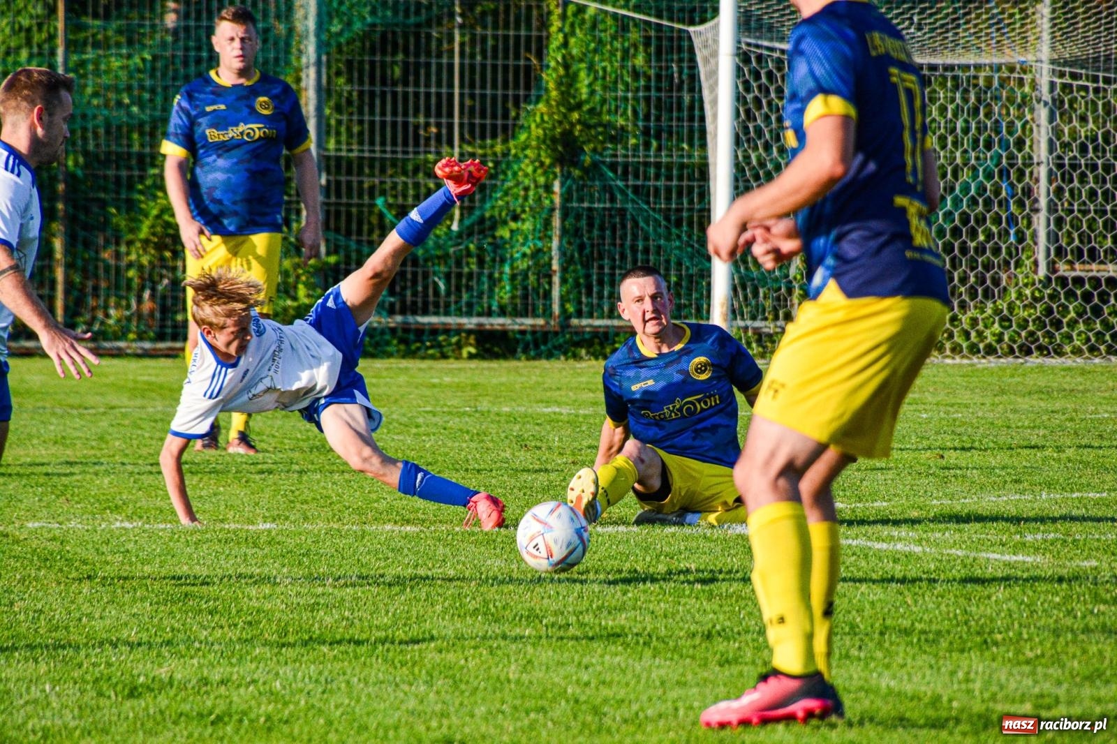 Zdjęcie w galerii na portalu naszraciborz.pl: Sąsiedzkie derby: Markowice uległy Raszczycom wiadomości z regionu