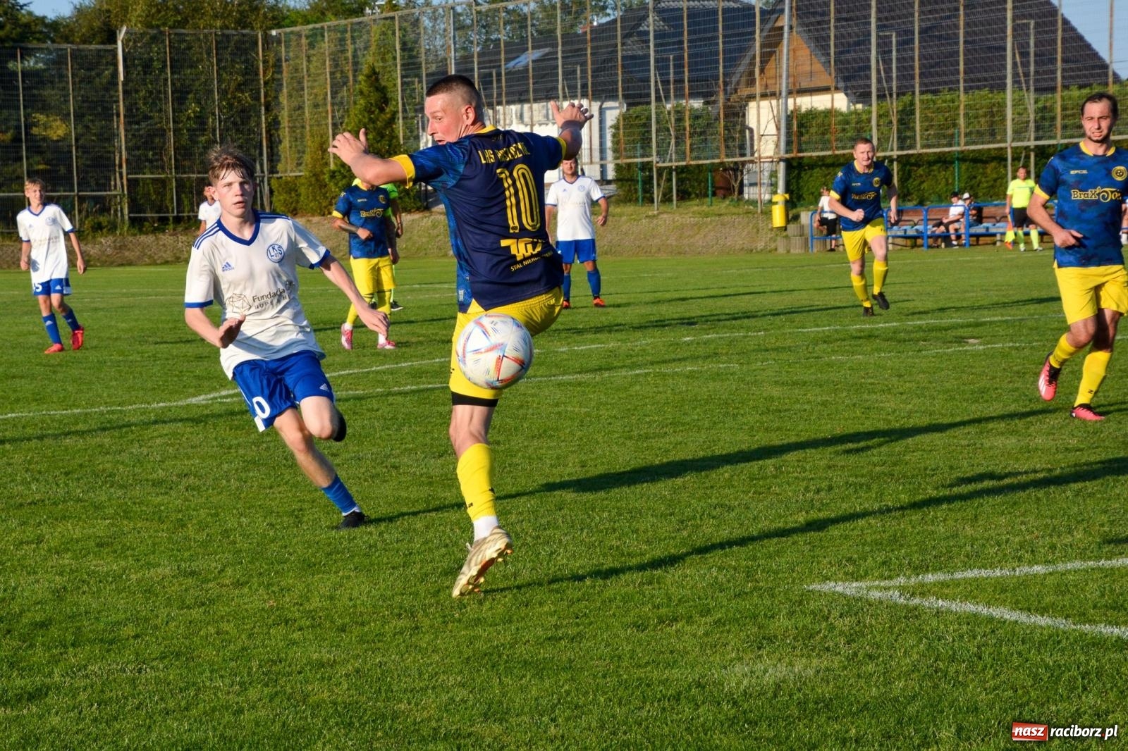 Zdjęcie w galerii na portalu naszraciborz.pl: Sąsiedzkie derby: Markowice uległy Raszczycom wiadomości z regionu