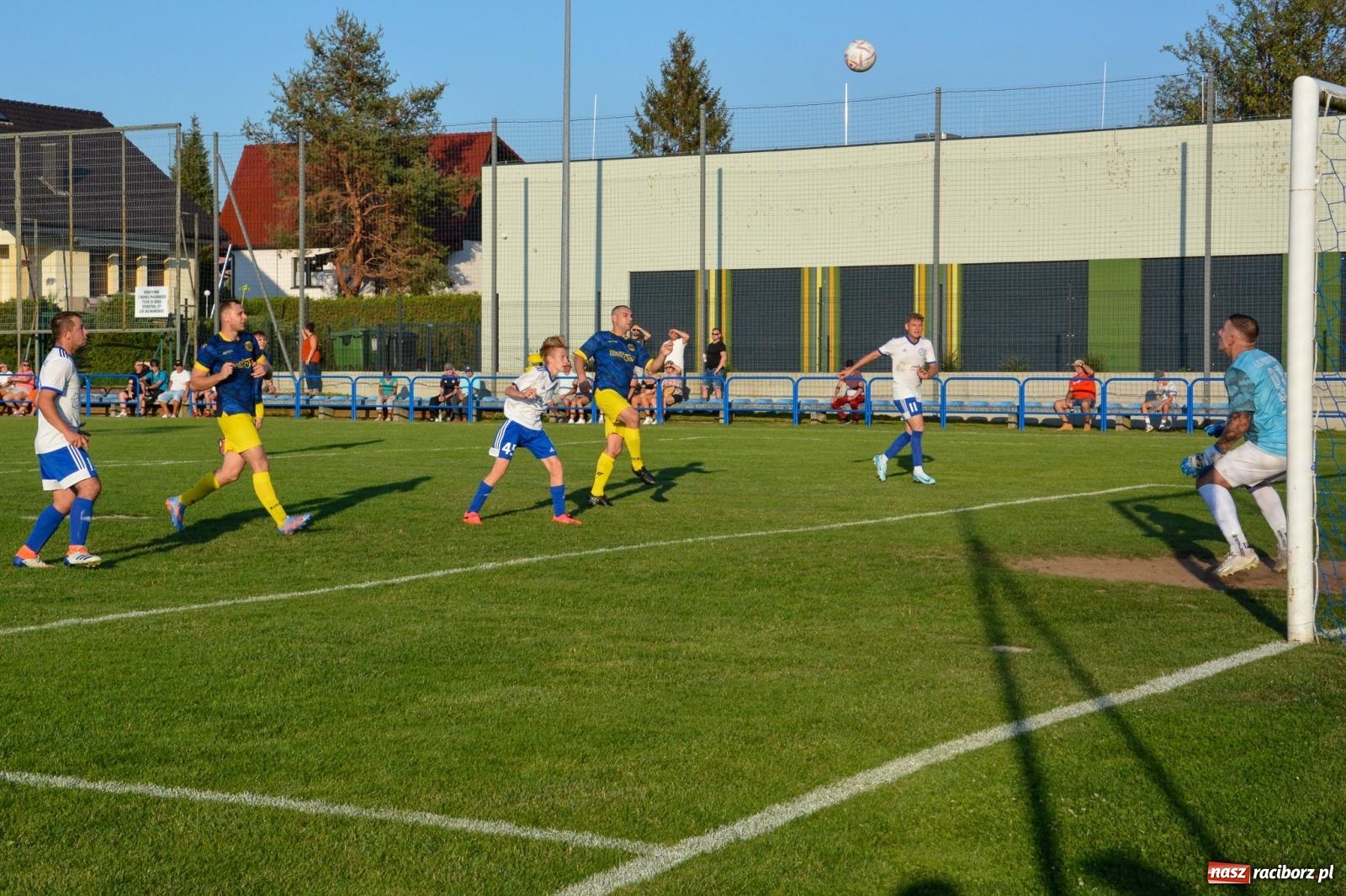 Zdjęcie w galerii na portalu naszraciborz.pl: Sąsiedzkie derby: Markowice uległy Raszczycom wiadomości z regionu