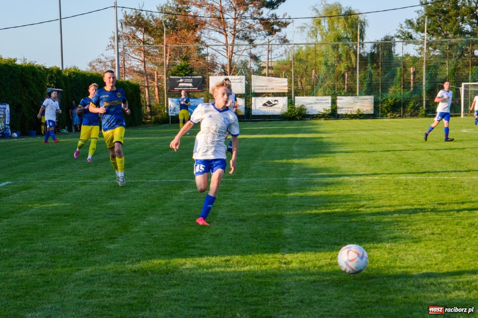 Zdjęcie w galerii na portalu naszraciborz.pl: Sąsiedzkie derby: Markowice uległy Raszczycom wiadomości z regionu