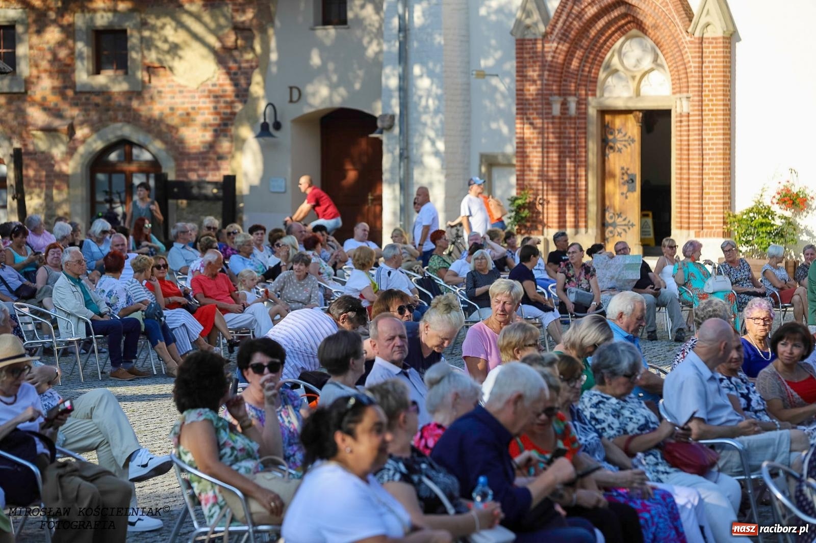 Zdjęcie w galerii na portalu naszraciborz.pl: Plenerowy koncert na Zamku Piastowskim: Operetka przyciągnęła tłumy [FOTO i WIDEO] wiadomości z regionu