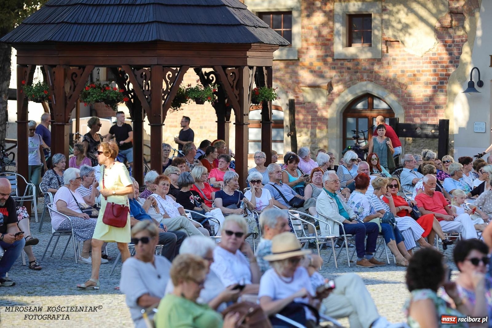 Zdjęcie w galerii na portalu naszraciborz.pl: Plenerowy koncert na Zamku Piastowskim: Operetka przyciągnęła tłumy [FOTO i WIDEO] wiadomości z regionu