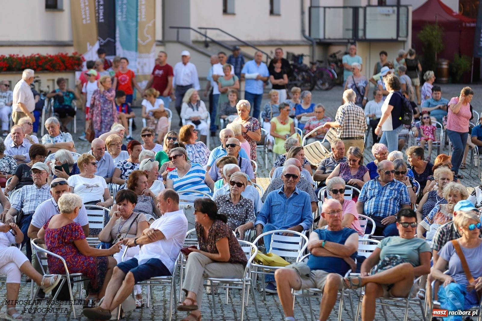 Zdjęcie w galerii na portalu naszraciborz.pl: Plenerowy koncert na Zamku Piastowskim: Operetka przyciągnęła tłumy [FOTO i WIDEO] wiadomości z regionu