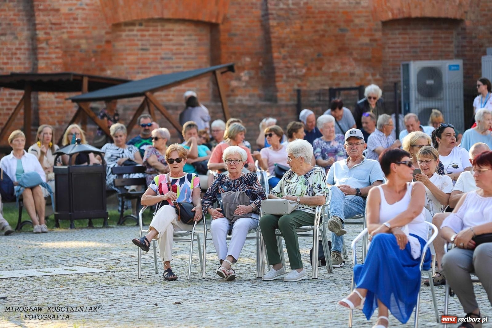 Zdjęcie w galerii na portalu naszraciborz.pl: Plenerowy koncert na Zamku Piastowskim: Operetka przyciągnęła tłumy [FOTO i WIDEO] wiadomości z regionu