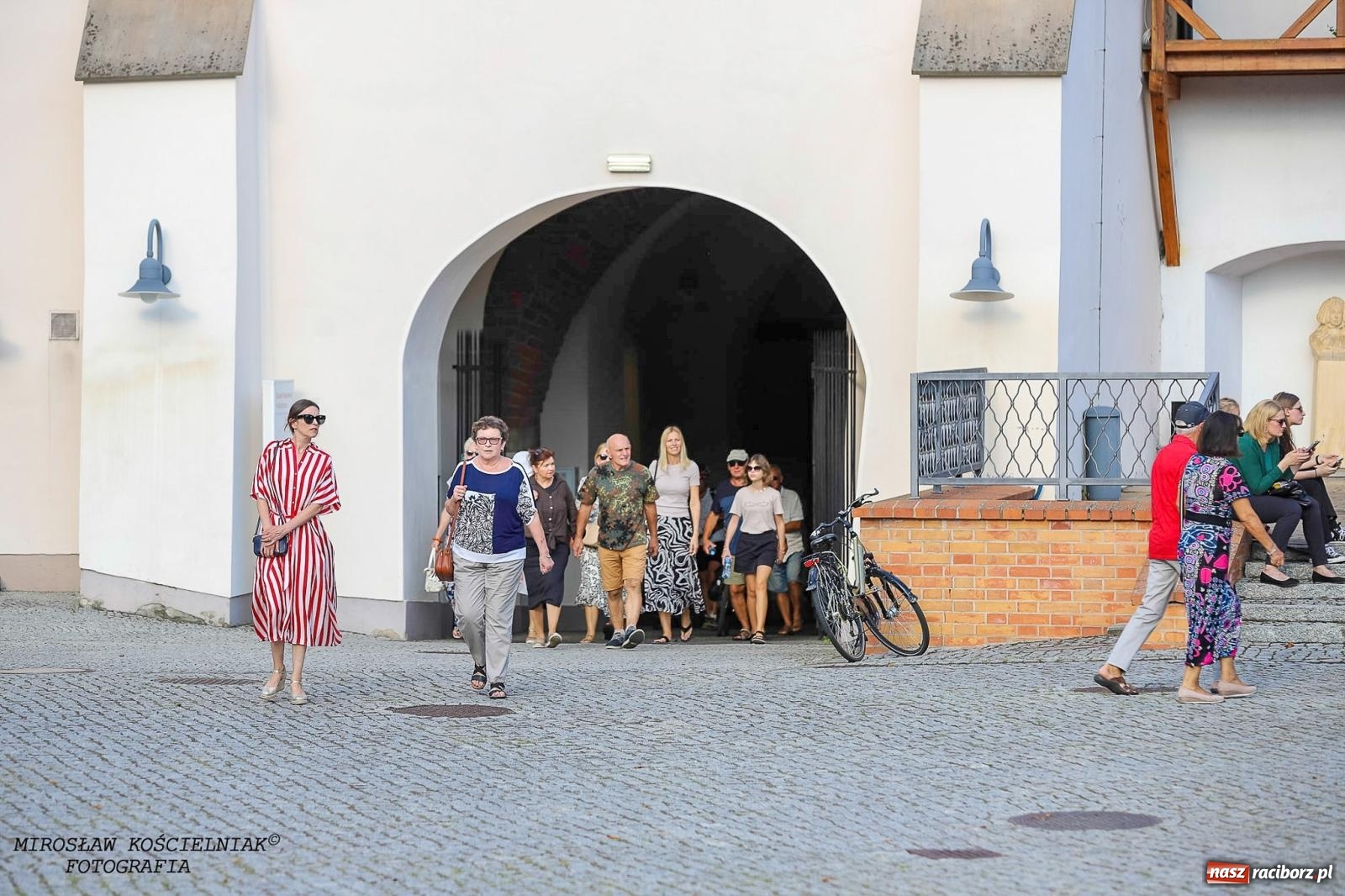 Zdjęcie w galerii na portalu naszraciborz.pl: Plenerowy koncert na Zamku Piastowskim: Operetka przyciągnęła tłumy [FOTO i WIDEO] wiadomości z regionu