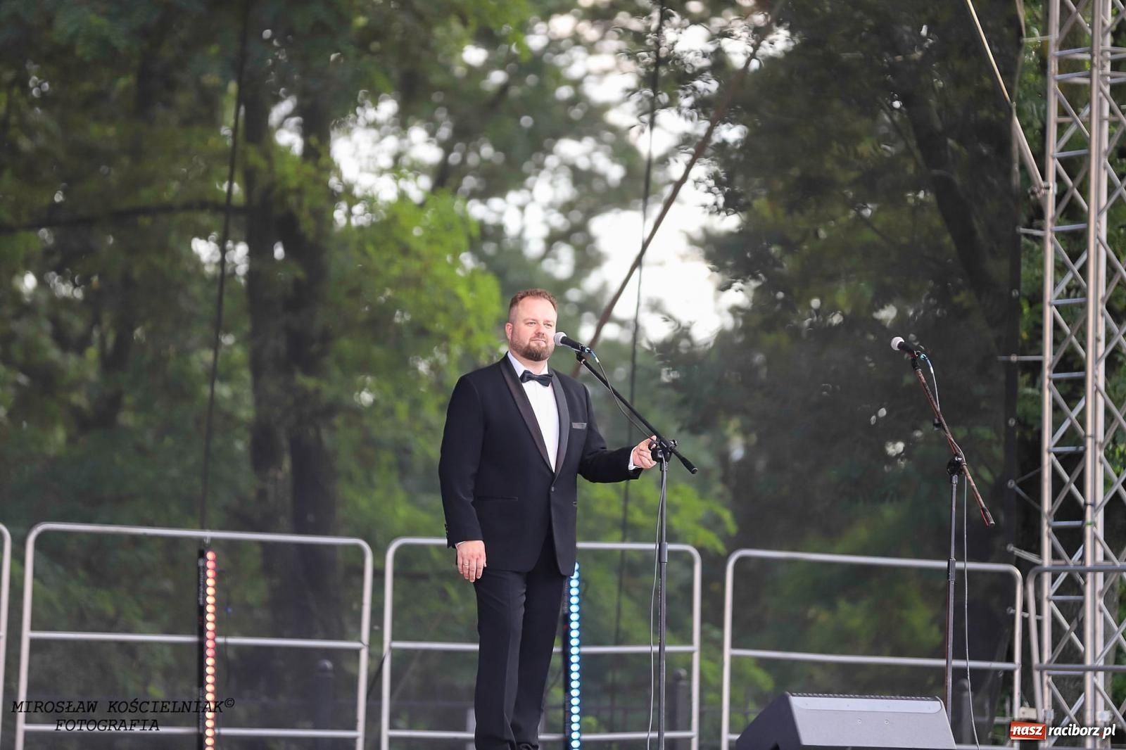 Zdjęcie w galerii na portalu naszraciborz.pl: Plenerowy koncert na Zamku Piastowskim: Operetka przyciągnęła tłumy [FOTO i WIDEO] wiadomości z regionu