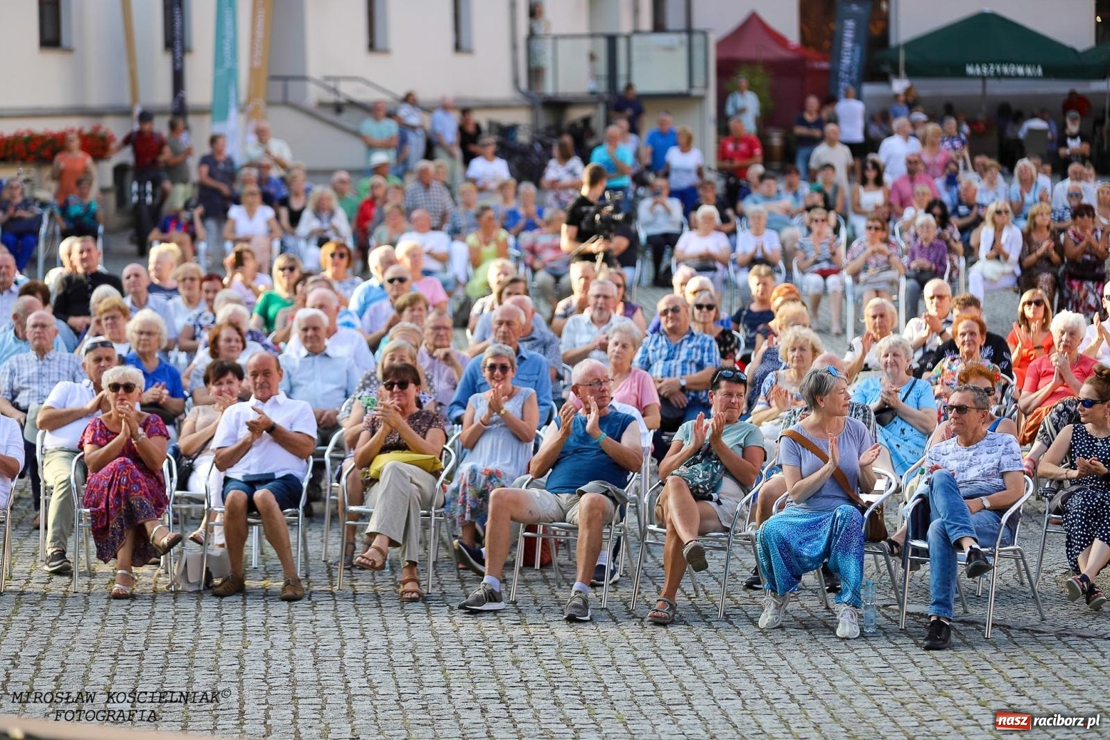 Zdjęcie w galerii na portalu naszraciborz.pl: Plenerowy koncert na Zamku Piastowskim: Operetka przyciągnęła tłumy [FOTO i WIDEO] wiadomości z regionu