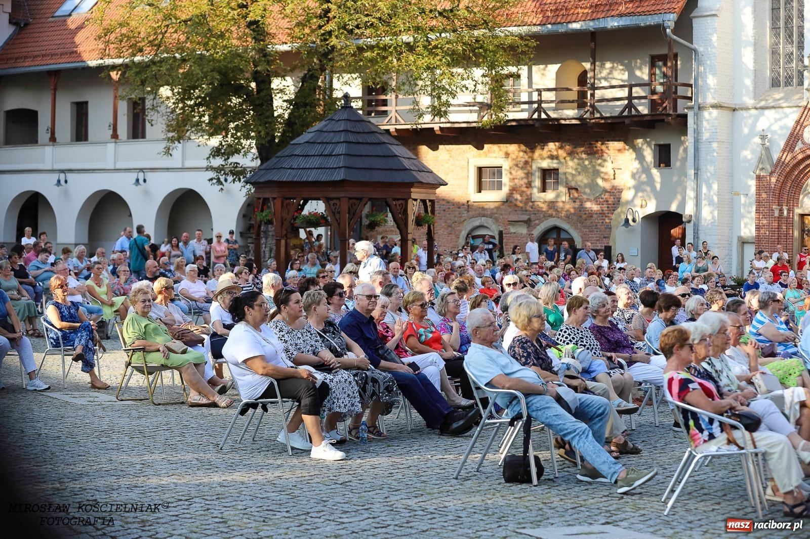 Zdjęcie w galerii na portalu naszraciborz.pl: Plenerowy koncert na Zamku Piastowskim: Operetka przyciągnęła tłumy [FOTO i WIDEO] wiadomości z regionu
