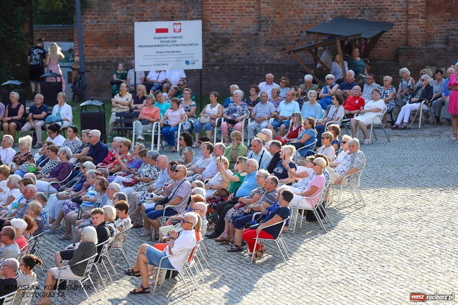 Zdjęcie w galerii na portalu naszraciborz.pl: Plenerowy koncert na Zamku Piastowskim: Operetka przyciągnęła tłumy [FOTO i WIDEO] wiadomości z regionu