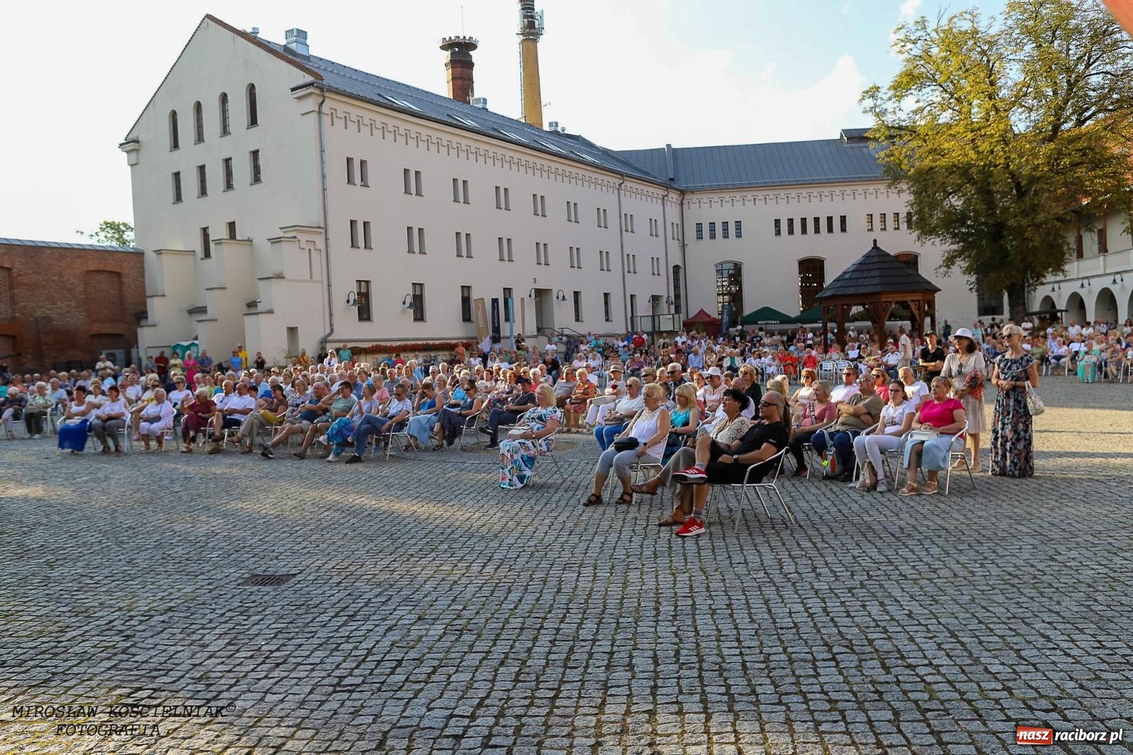 Zdjęcie w galerii na portalu naszraciborz.pl: Plenerowy koncert na Zamku Piastowskim: Operetka przyciągnęła tłumy [FOTO i WIDEO] wiadomości z regionu