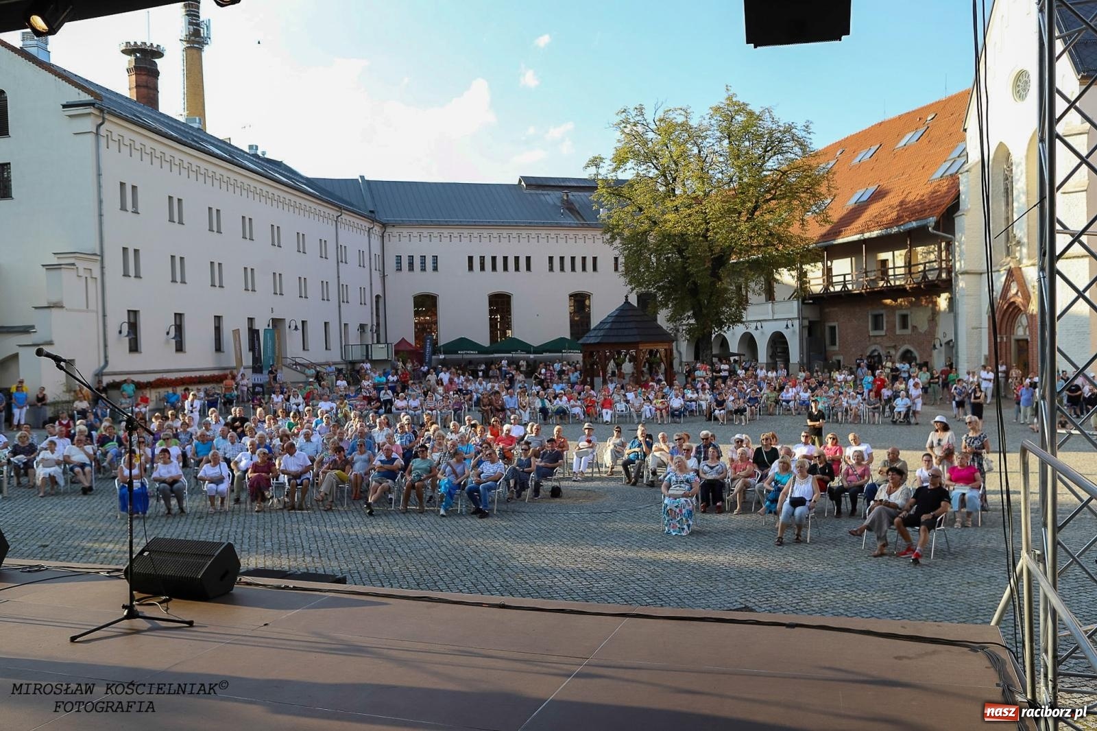 Zdjęcie w galerii na portalu naszraciborz.pl: Plenerowy koncert na Zamku Piastowskim: Operetka przyciągnęła tłumy [FOTO i WIDEO] wiadomości z regionu
