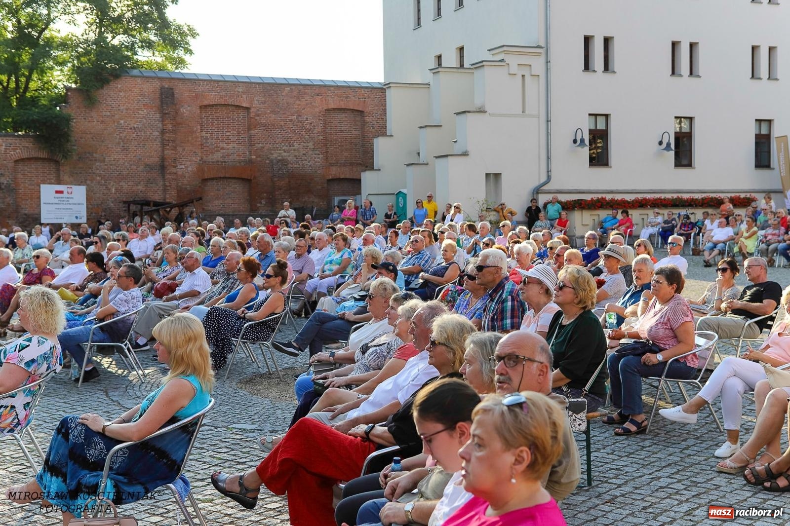 Zdjęcie w galerii na portalu naszraciborz.pl: Plenerowy koncert na Zamku Piastowskim: Operetka przyciągnęła tłumy [FOTO i WIDEO] wiadomości z regionu