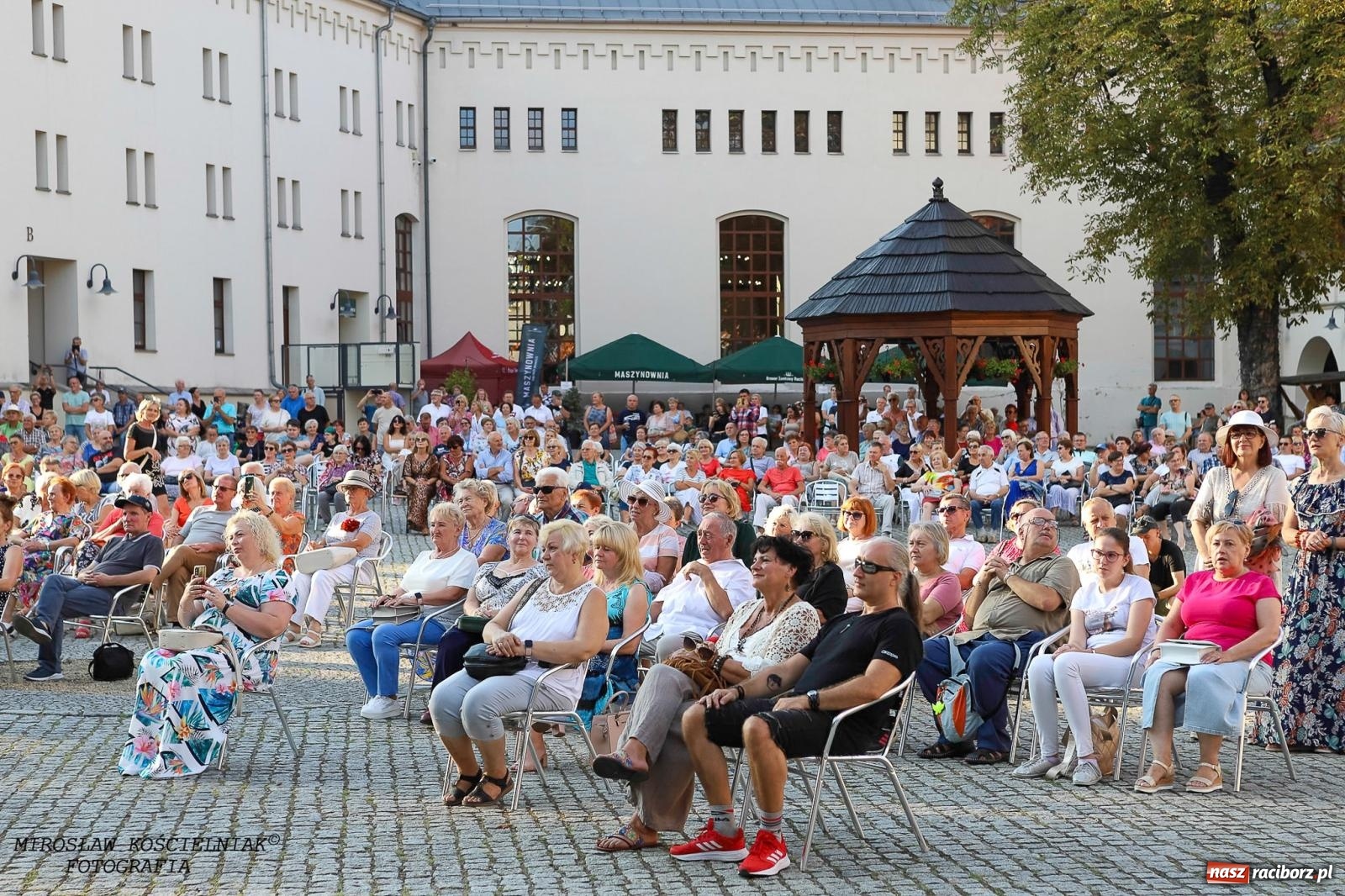 Zdjęcie w galerii na portalu naszraciborz.pl: Plenerowy koncert na Zamku Piastowskim: Operetka przyciągnęła tłumy [FOTO i WIDEO] wiadomości z regionu