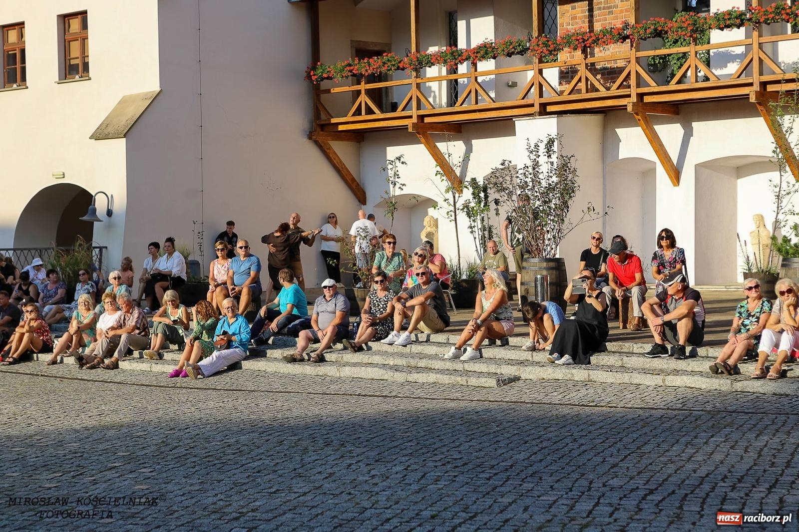 Zdjęcie w galerii na portalu naszraciborz.pl: Plenerowy koncert na Zamku Piastowskim: Operetka przyciągnęła tłumy [FOTO i WIDEO] wiadomości z regionu