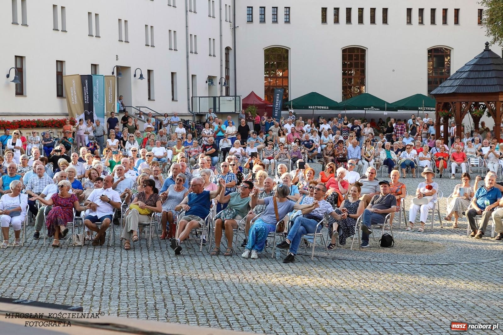 Zdjęcie w galerii na portalu naszraciborz.pl: Plenerowy koncert na Zamku Piastowskim: Operetka przyciągnęła tłumy [FOTO i WIDEO] wiadomości z regionu