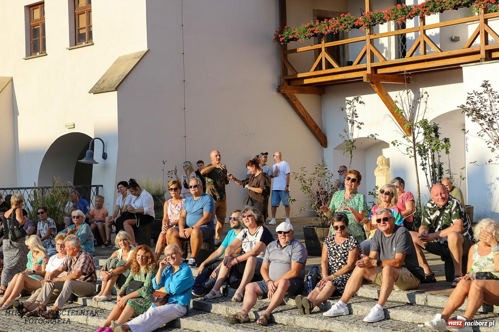 Zdjęcie w galerii na portalu naszraciborz.pl: Plenerowy koncert na Zamku Piastowskim: Operetka przyciągnęła tłumy [FOTO i WIDEO] wiadomości z regionu