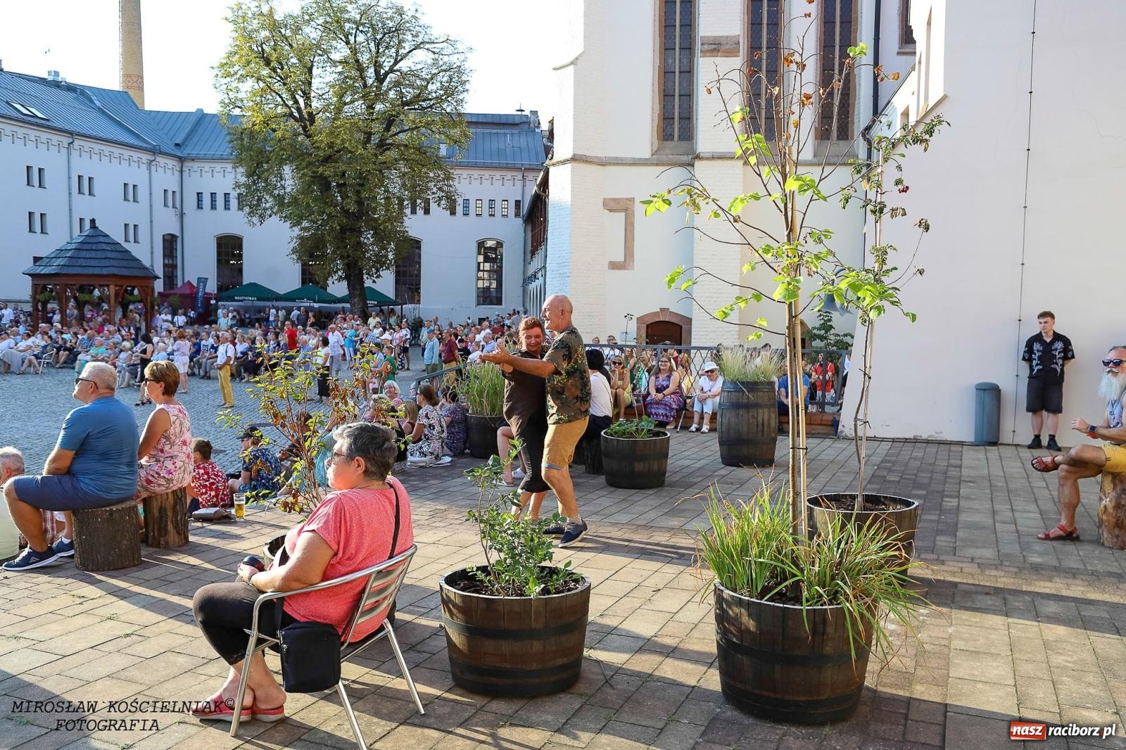 Zdjęcie w galerii na portalu naszraciborz.pl: Plenerowy koncert na Zamku Piastowskim: Operetka przyciągnęła tłumy [FOTO i WIDEO] wiadomości z regionu