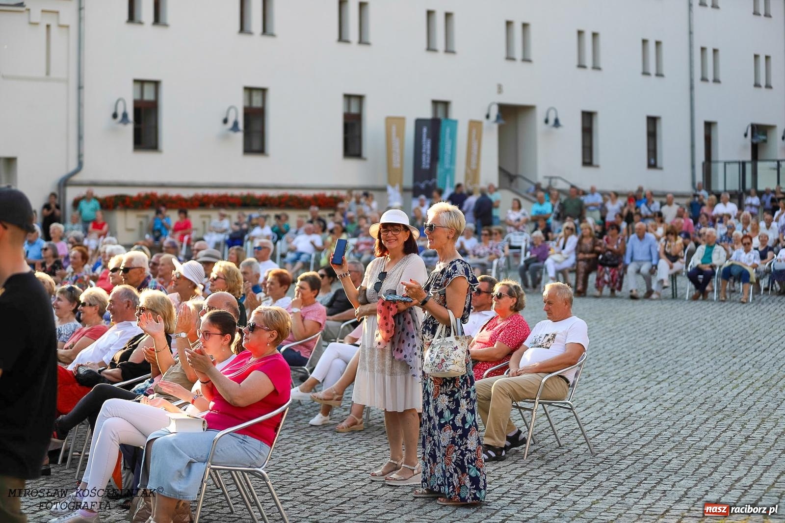 Zdjęcie w galerii na portalu naszraciborz.pl: Plenerowy koncert na Zamku Piastowskim: Operetka przyciągnęła tłumy [FOTO i WIDEO] wiadomości z regionu