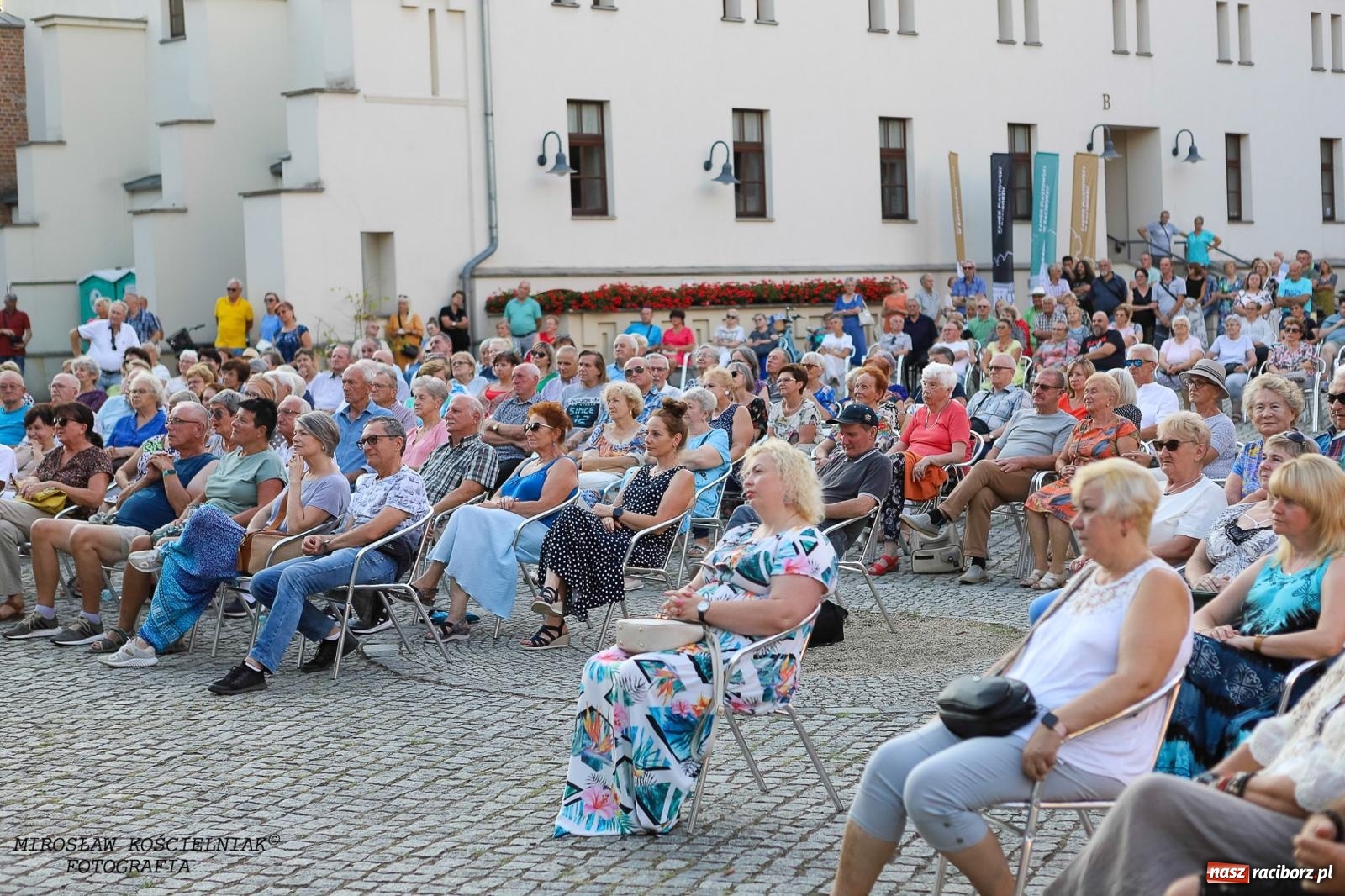 Zdjęcie w galerii na portalu naszraciborz.pl: Plenerowy koncert na Zamku Piastowskim: Operetka przyciągnęła tłumy [FOTO i WIDEO] wiadomości z regionu