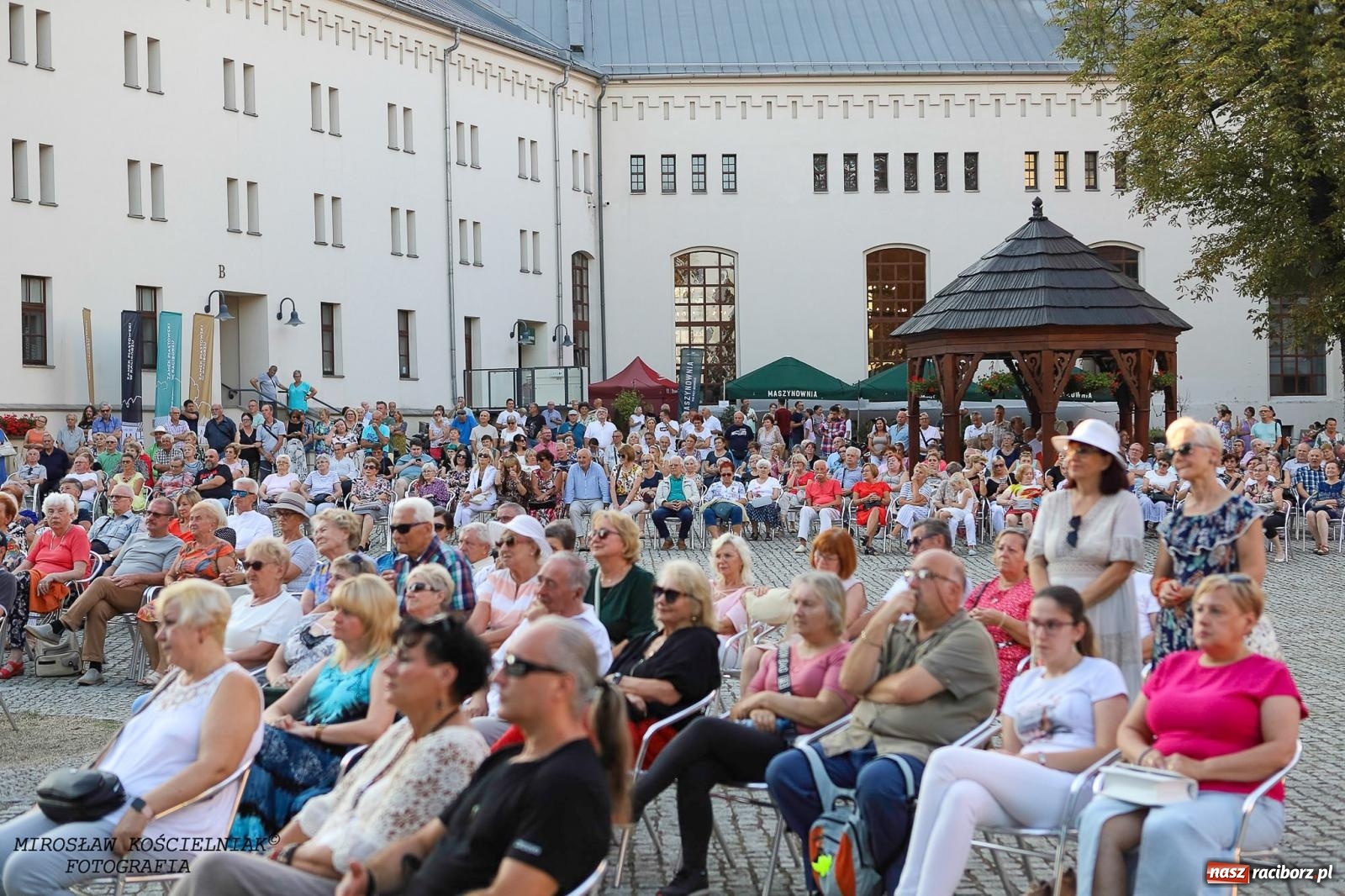 Zdjęcie w galerii na portalu naszraciborz.pl: Plenerowy koncert na Zamku Piastowskim: Operetka przyciągnęła tłumy [FOTO i WIDEO] wiadomości z regionu