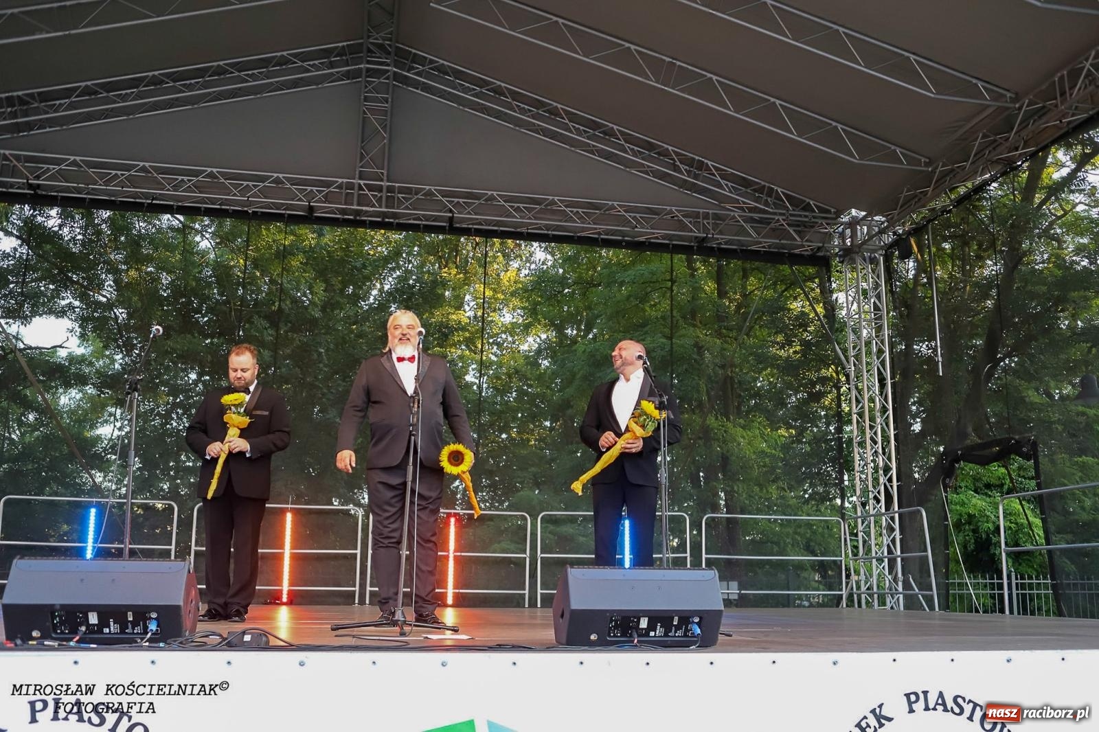 Zdjęcie w galerii na portalu naszraciborz.pl: Plenerowy koncert na Zamku Piastowskim: Operetka przyciągnęła tłumy [FOTO i WIDEO] wiadomości z regionu