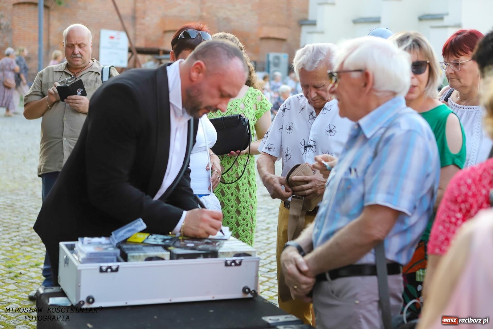 Zdjęcie w galerii na portalu naszraciborz.pl: Plenerowy koncert na Zamku Piastowskim: Operetka przyciągnęła tłumy [FOTO i WIDEO] wiadomości z regionu
