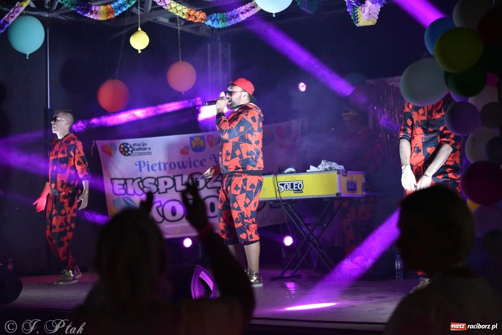 Zdjęcie w galerii na portalu naszraciborz.pl: Soleo, czyli disco polo na finał Eksplozji Kolorów w Pietrowicach Wielkich! wiadomości z regionu