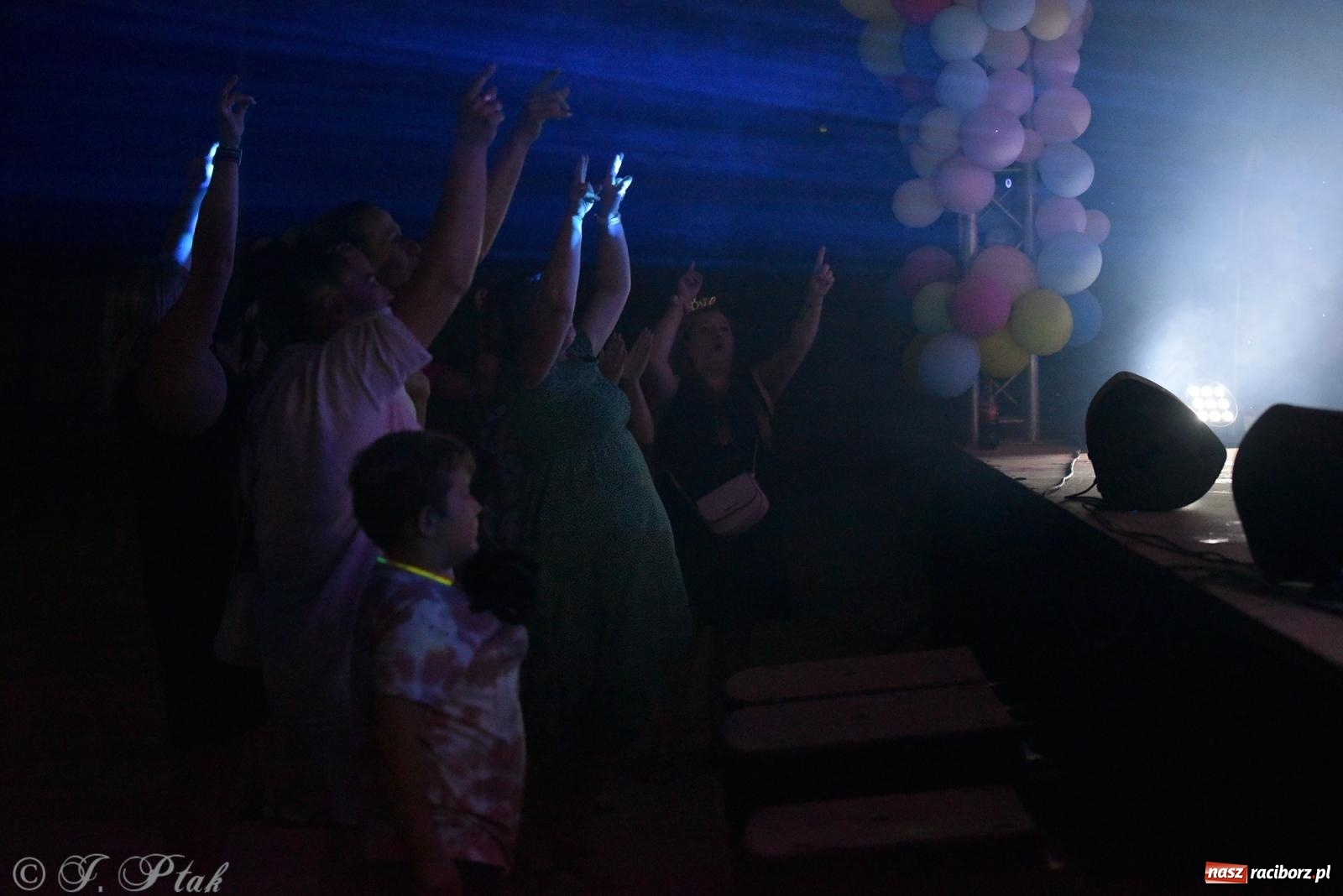 Zdjęcie w galerii na portalu naszraciborz.pl: Soleo, czyli disco polo na finał Eksplozji Kolorów w Pietrowicach Wielkich! wiadomości z regionu