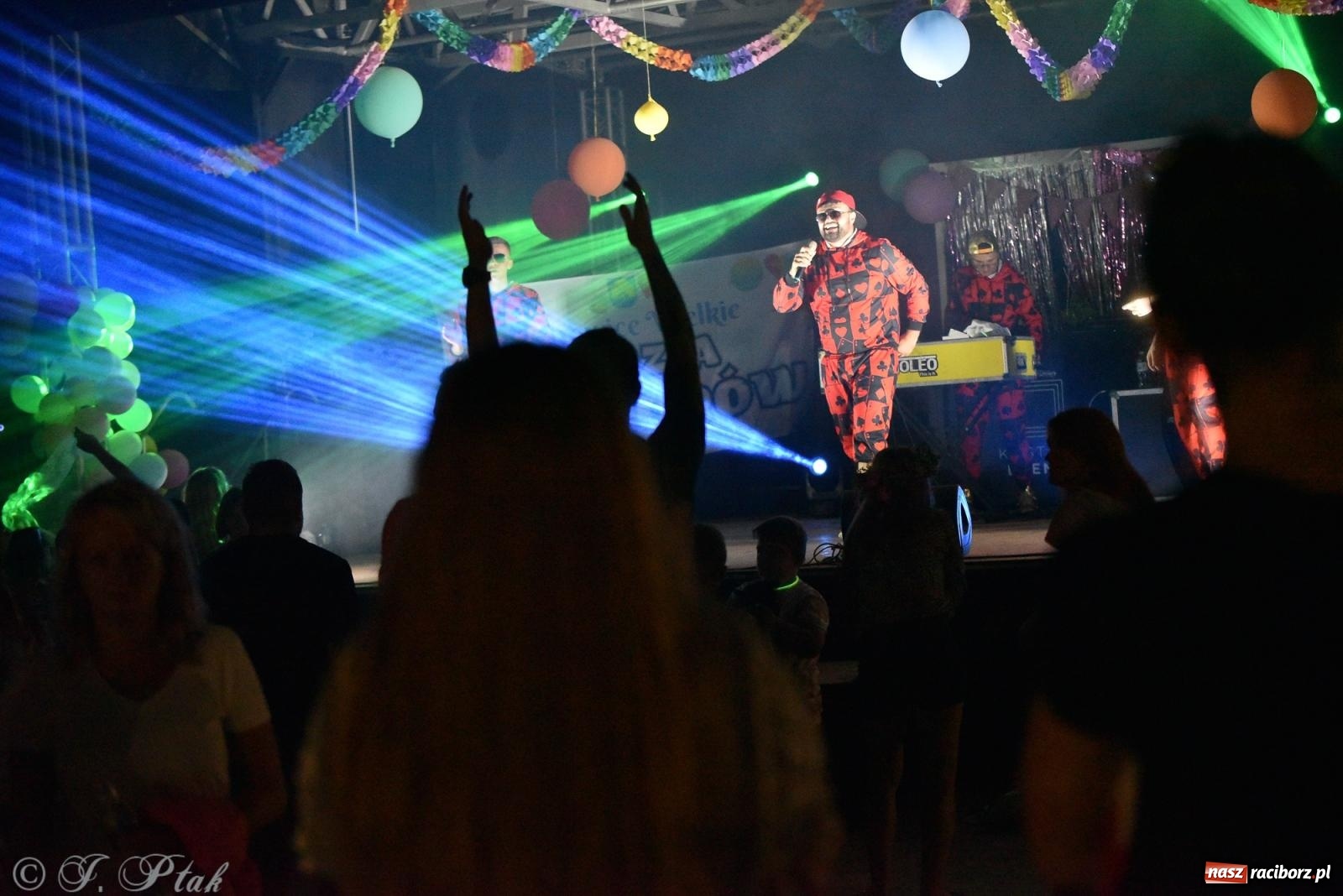 Zdjęcie w galerii na portalu naszraciborz.pl: Soleo, czyli disco polo na finał Eksplozji Kolorów w Pietrowicach Wielkich! wiadomości z regionu