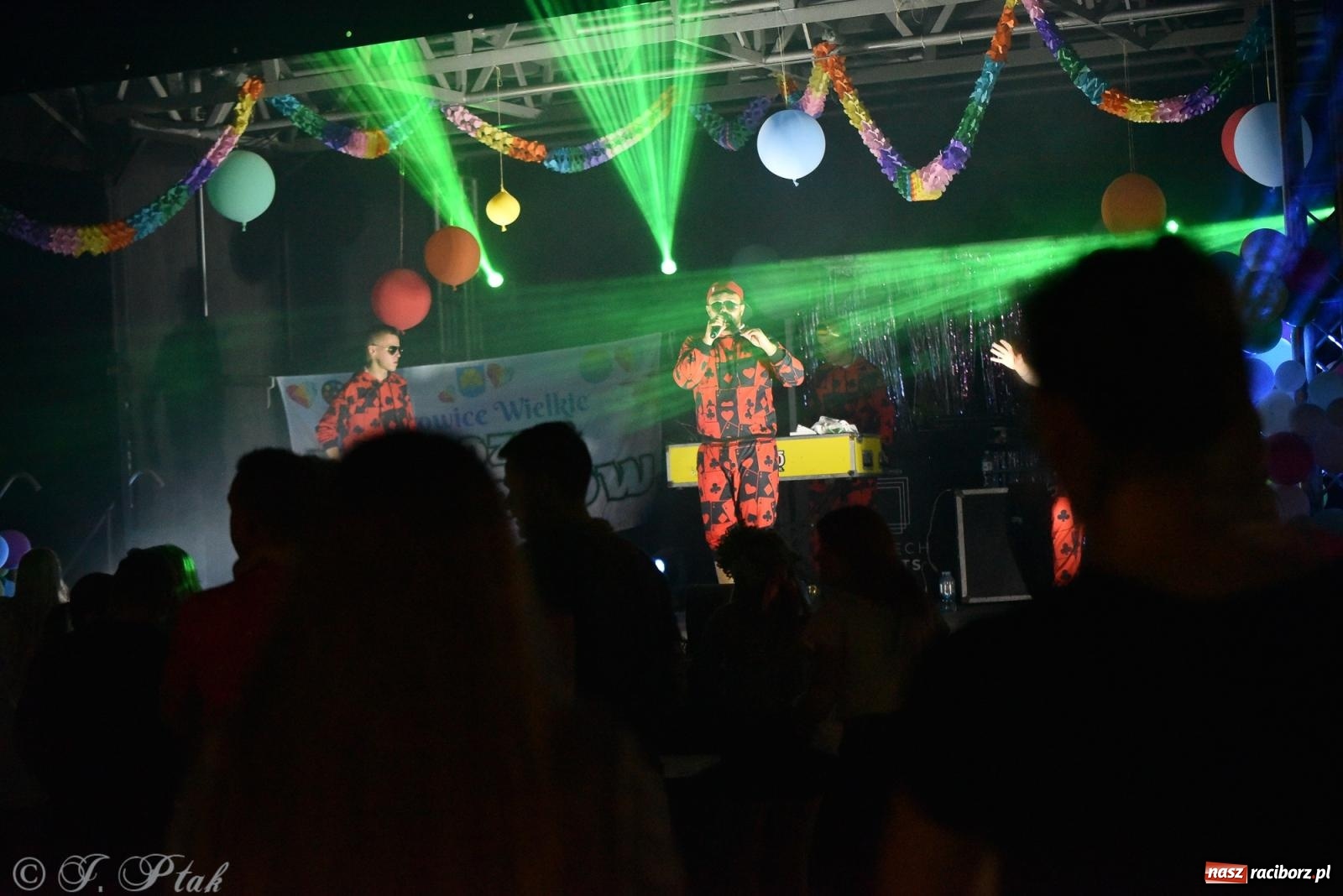 Zdjęcie w galerii na portalu naszraciborz.pl: Soleo, czyli disco polo na finał Eksplozji Kolorów w Pietrowicach Wielkich! wiadomości z regionu