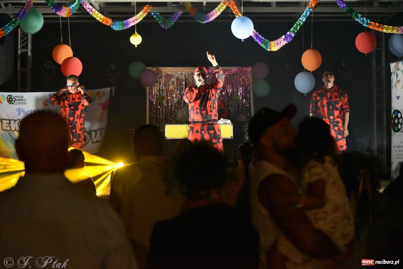 Zdjęcie w galerii na portalu naszraciborz.pl: Soleo, czyli disco polo na finał Eksplozji Kolorów w Pietrowicach Wielkich! wiadomości z regionu