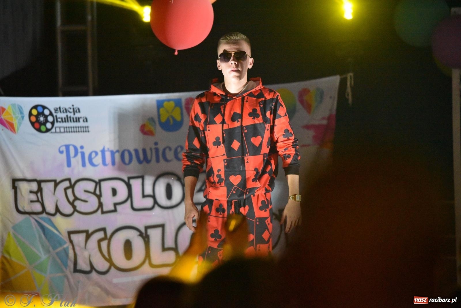 Zdjęcie w galerii na portalu naszraciborz.pl: Soleo, czyli disco polo na finał Eksplozji Kolorów w Pietrowicach Wielkich! wiadomości z regionu