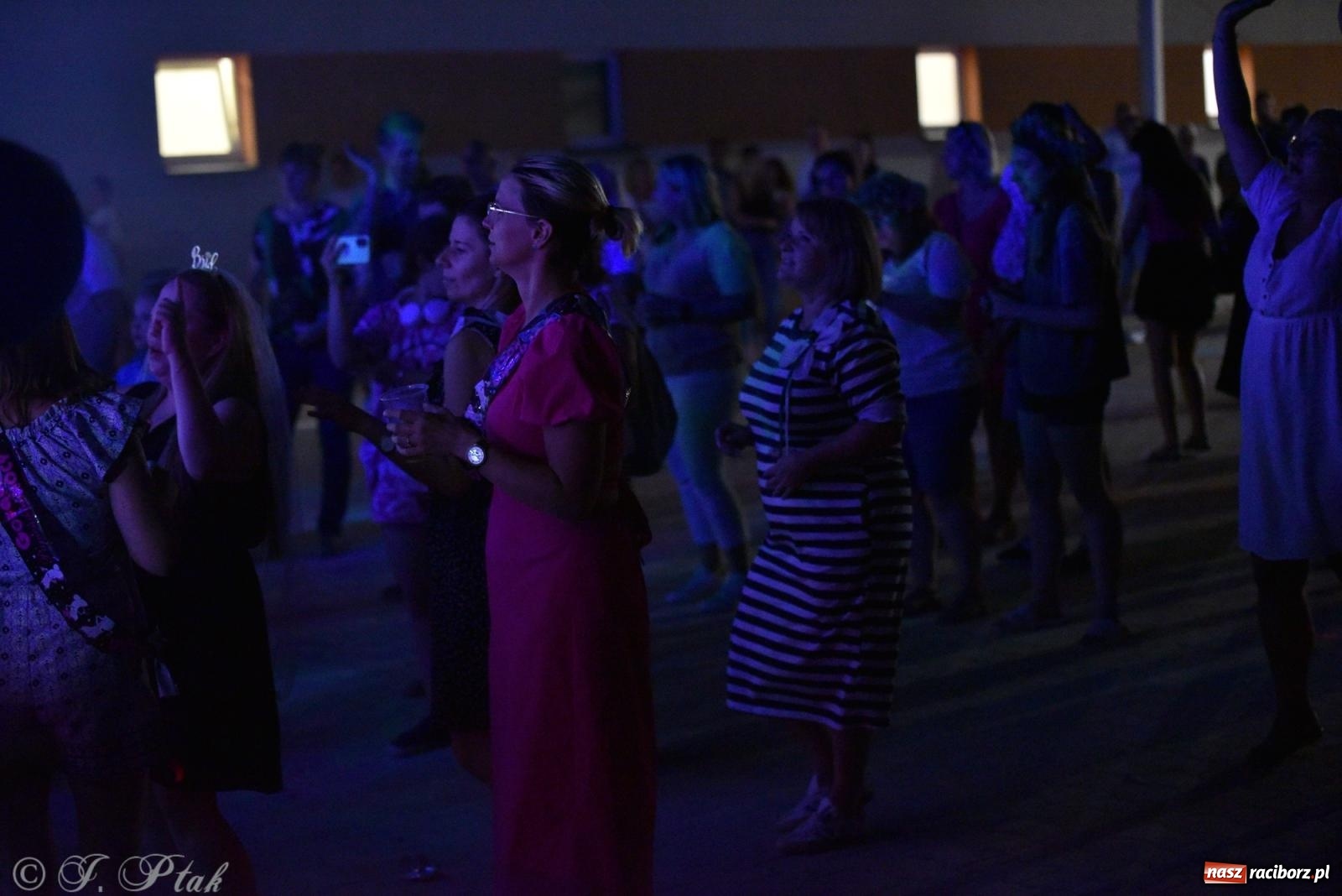 Zdjęcie w galerii na portalu naszraciborz.pl: Soleo, czyli disco polo na finał Eksplozji Kolorów w Pietrowicach Wielkich! wiadomości z regionu