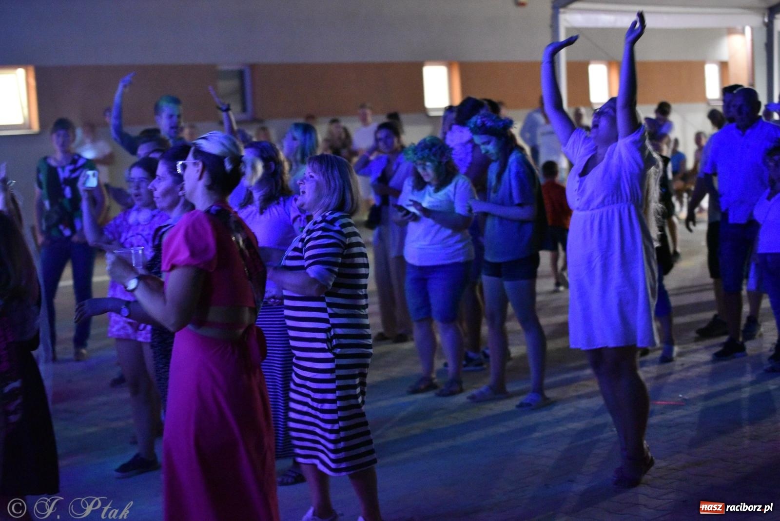 Zdjęcie w galerii na portalu naszraciborz.pl: Soleo, czyli disco polo na finał Eksplozji Kolorów w Pietrowicach Wielkich! wiadomości z regionu